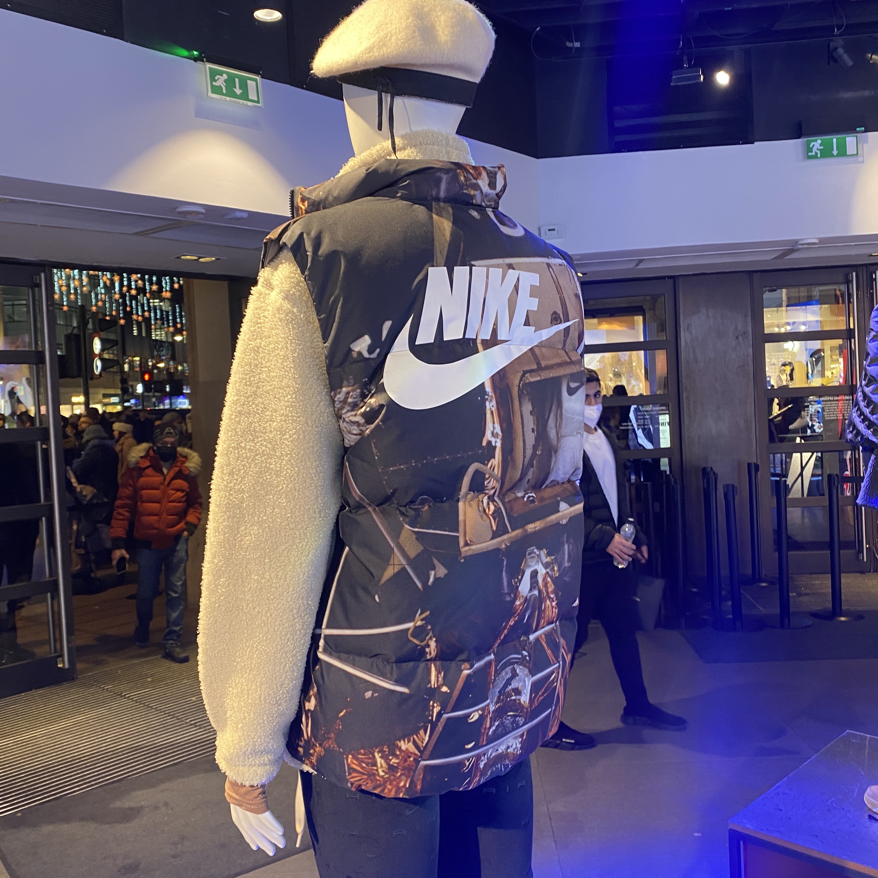 Jordan 1 Mid SE Barcelona Sweater 착용 스타일 - 3