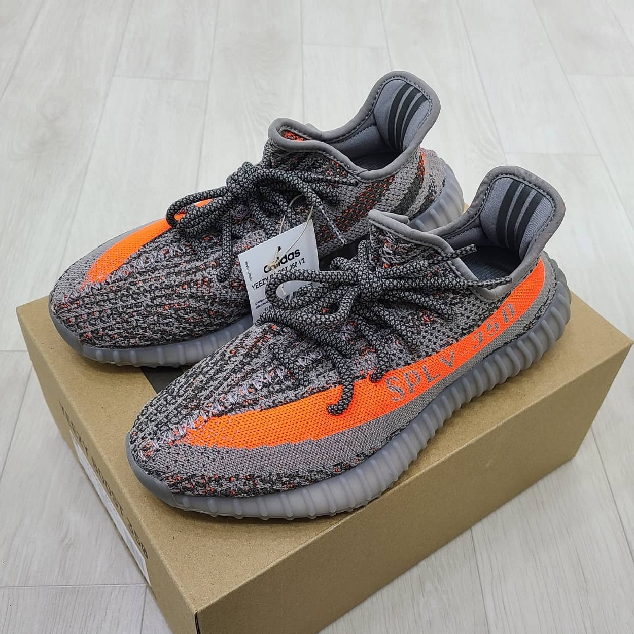 Adidas Yeezy Boost 350 V2 Beluga - Reflective 착용 스타일 - 2