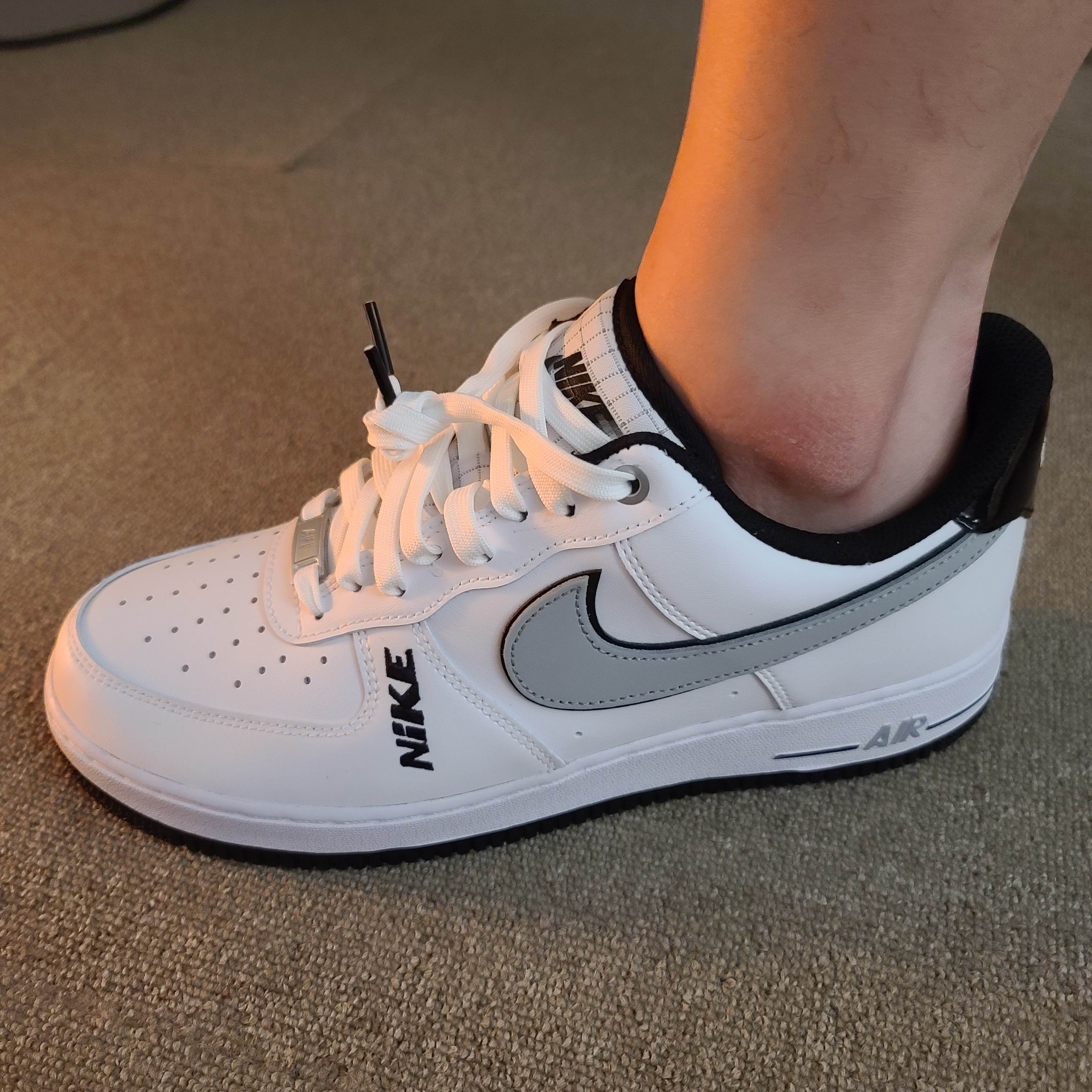 Nike Air Force 1 '07 LV8 White Black Wolf Grey 착용 스타일 - 2