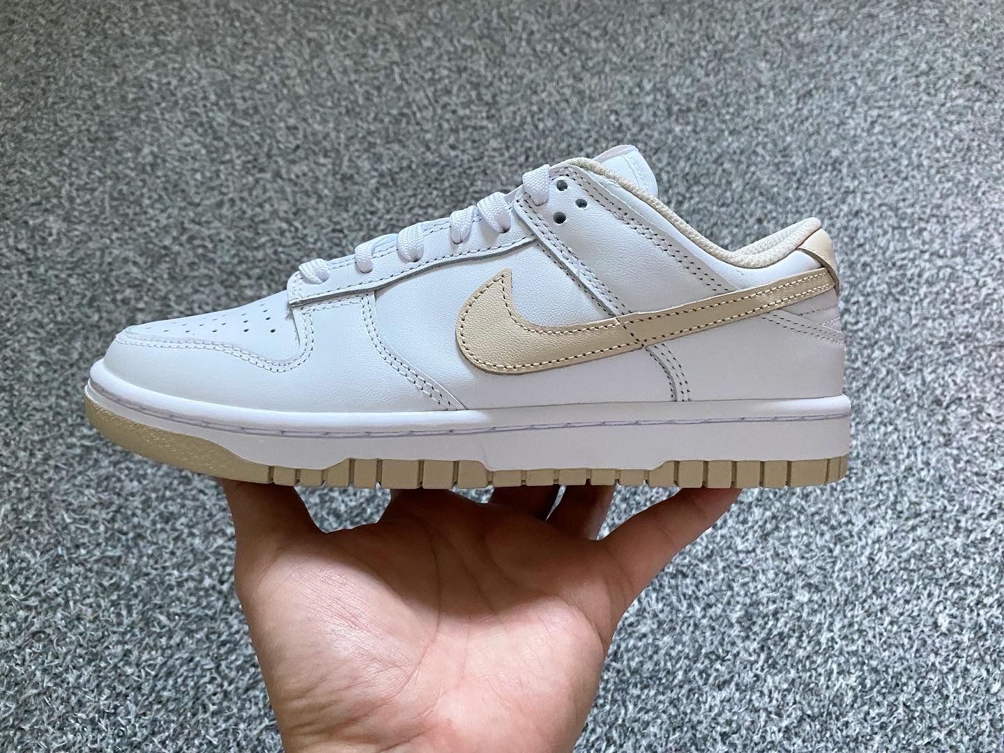 (W) Nike Dunk Low Pearl White 착용 스타일 - 1