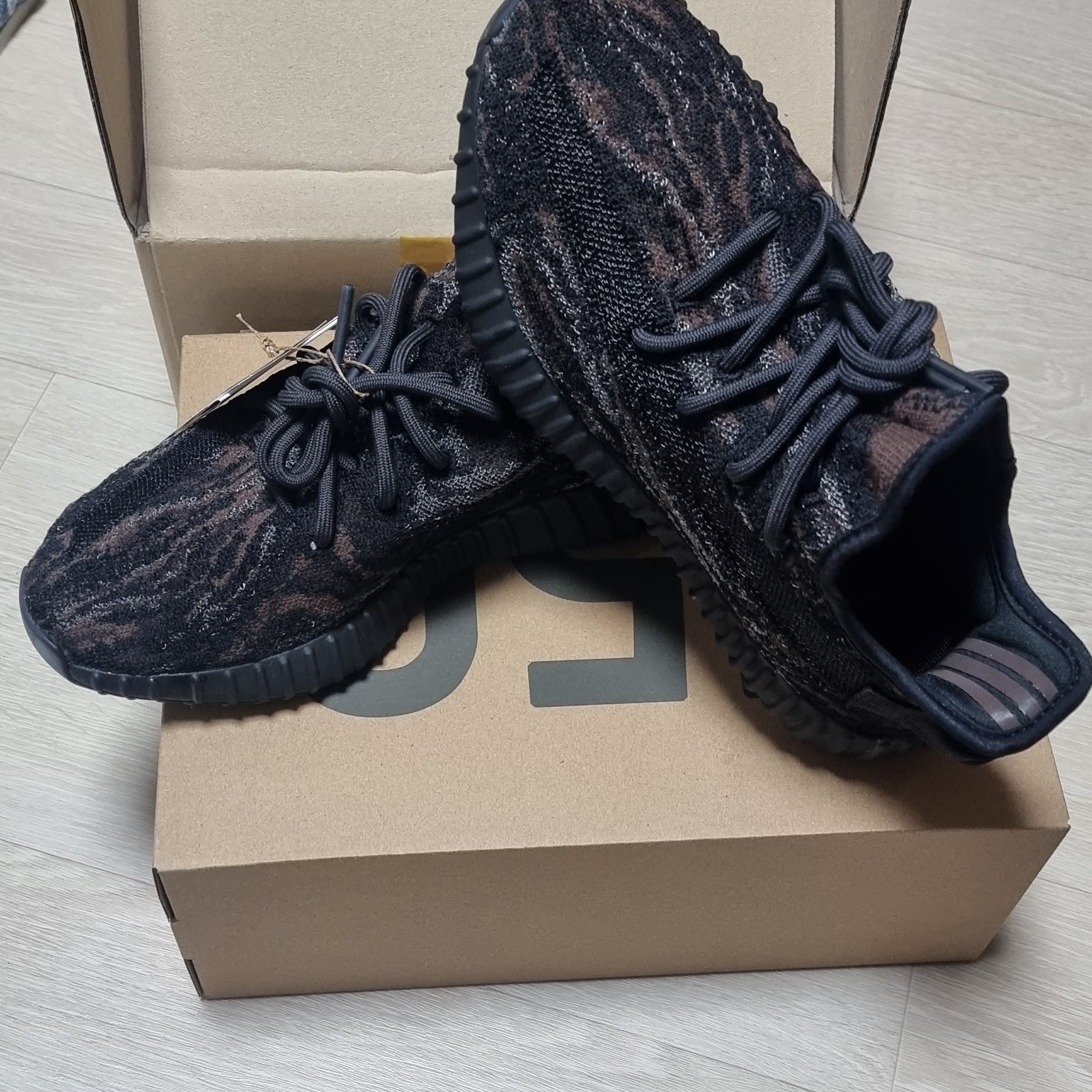 Adidas Yeezy Boost 350 V2 MX Rock 착용 스타일