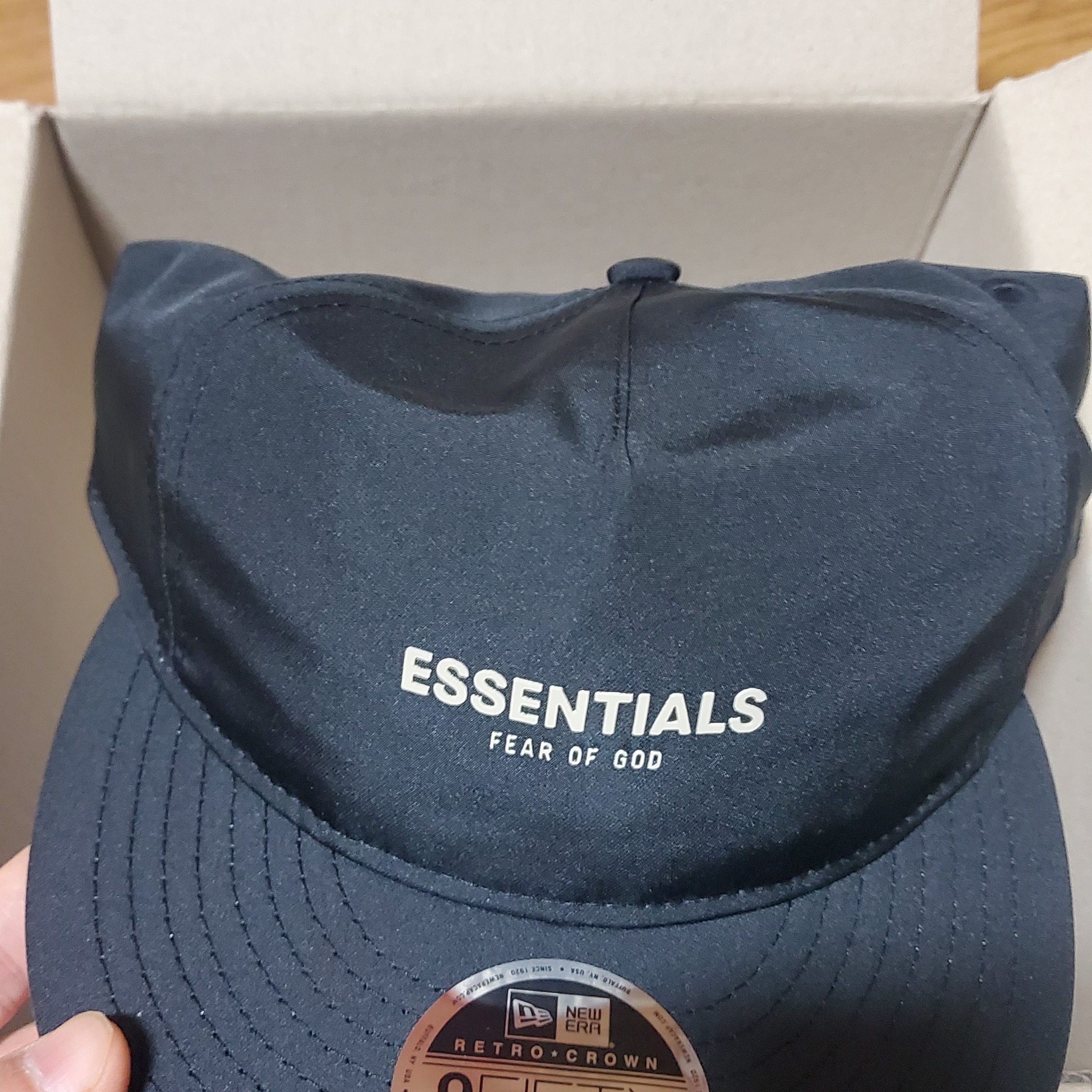 Essentials x New Era Retro Crown Strapback Black 착용 스타일