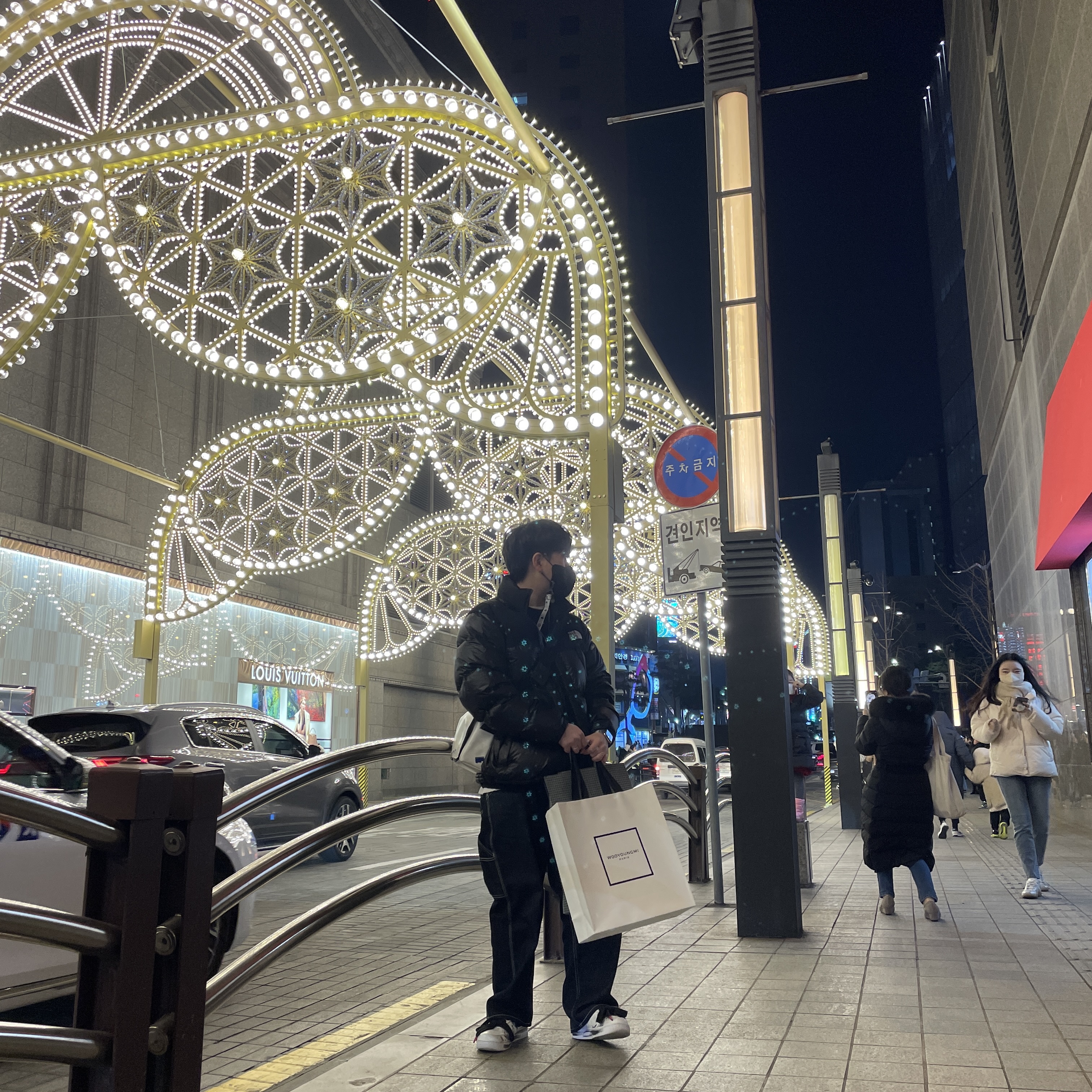 Ader Error Trace Admore Crossbody Bag White, Stone Island 505A3 Lambswool Crewneck Knit Black - 21FW 착용 스타일 - 2