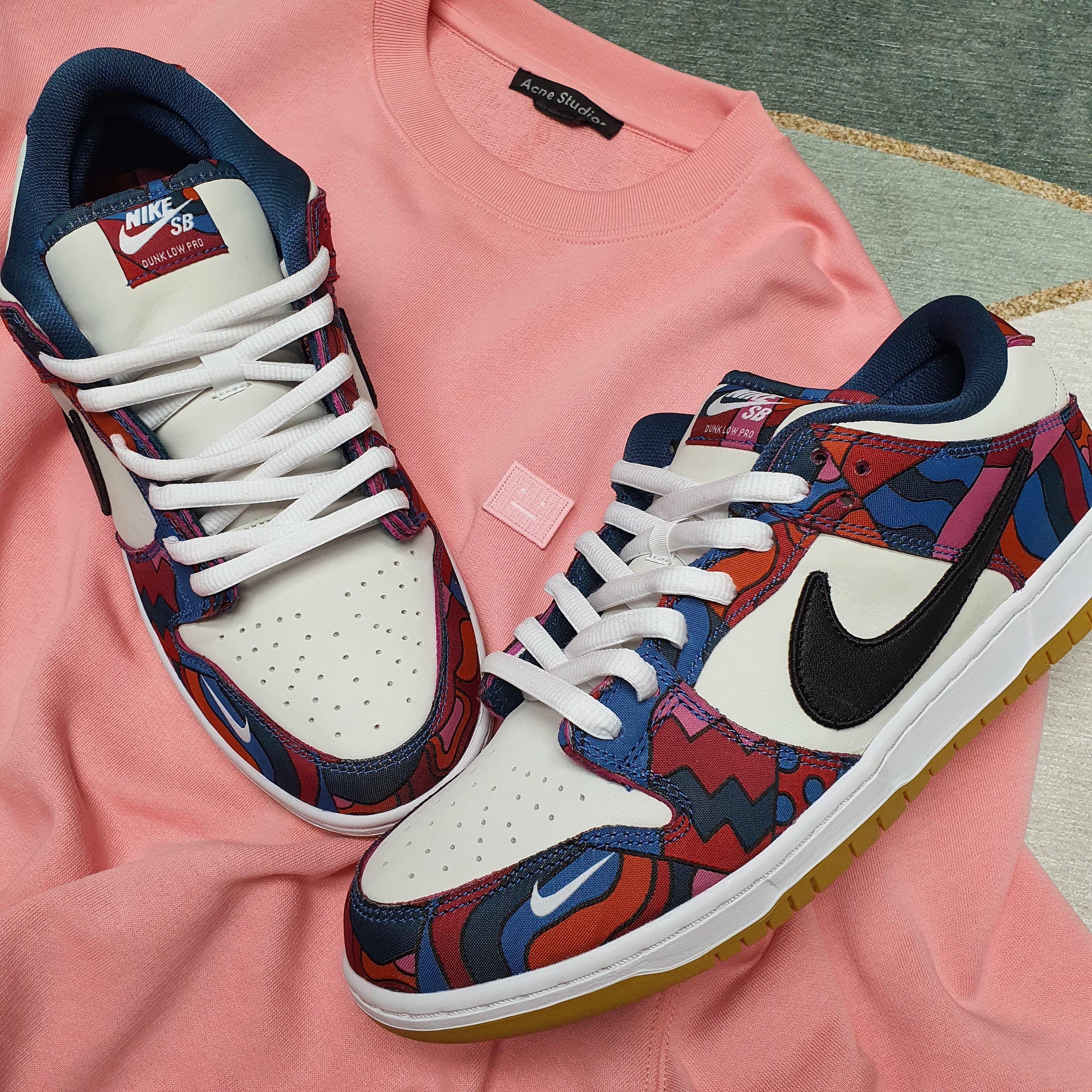 Acne Studios Forba Face Crewneck Sweatshirt Blush Pink, Nike x Parra SB Dunk Low Pro Abstract Art 착용 스타일