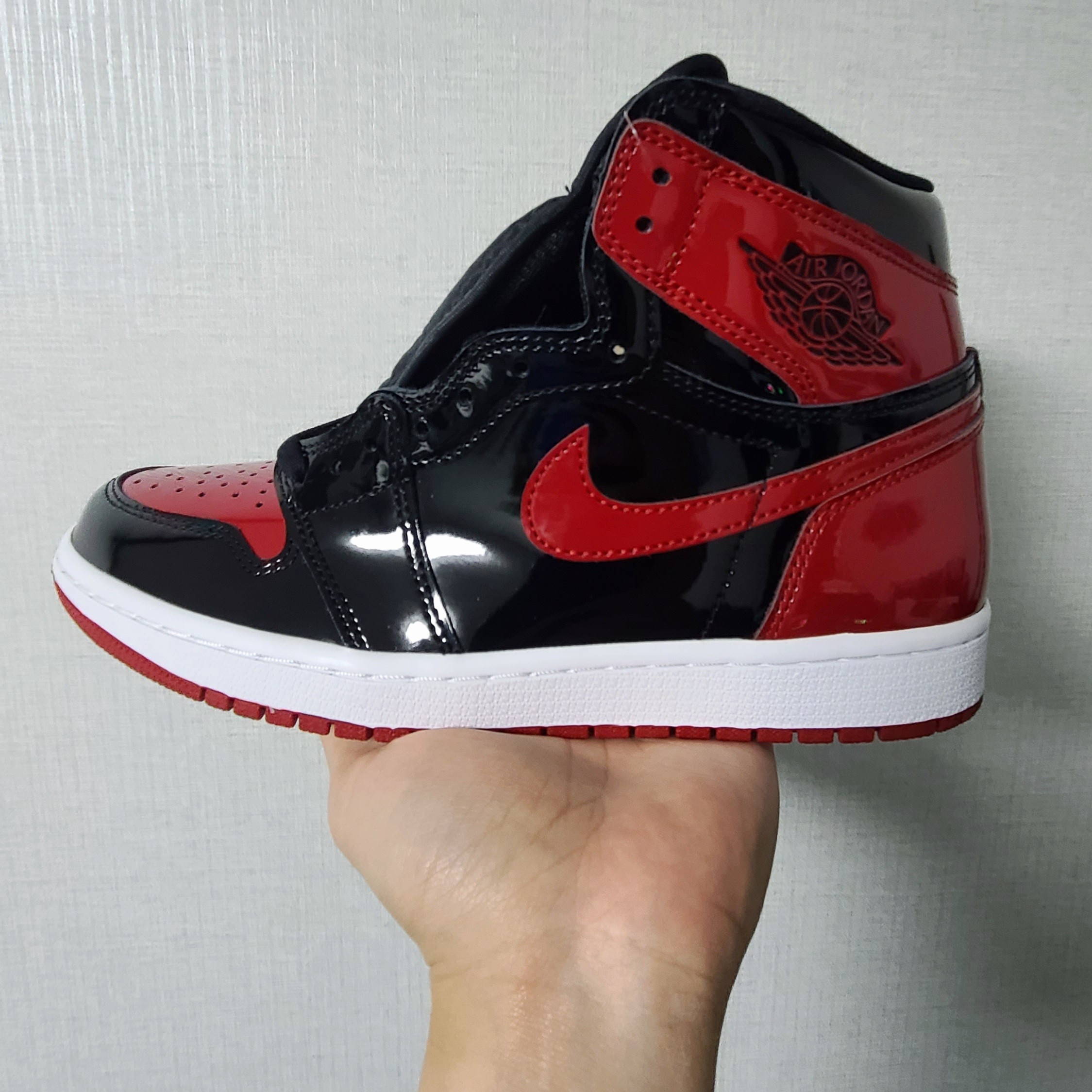 Jordan 1 Retro High OG Patent Bred 착용 스타일 - 1