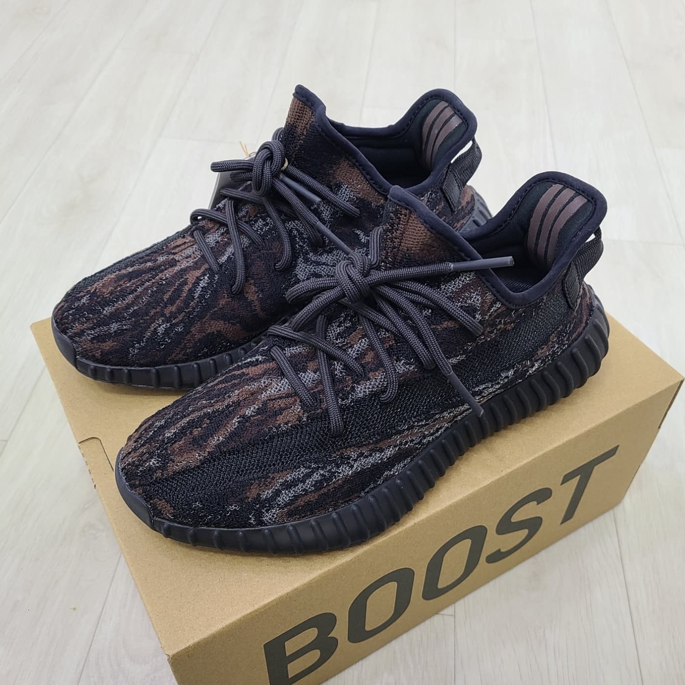 Adidas Yeezy Boost 350 V2 MX Rock 착용 스타일 - 2