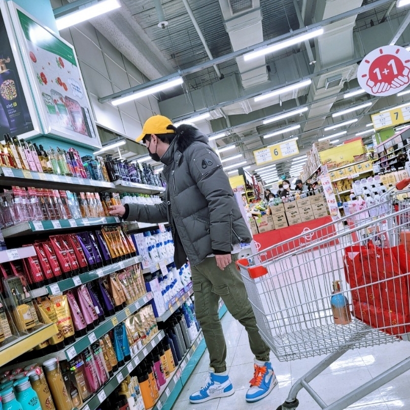 Jordan 1 x Off-White Retro High University Blue 착용 스타일