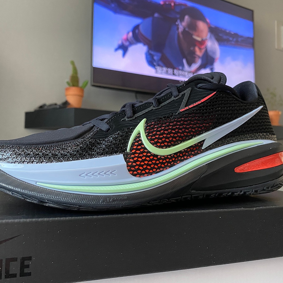 Nike Air Zoom GT Cut Black Hyper Crimson 착용 스타일 - 1