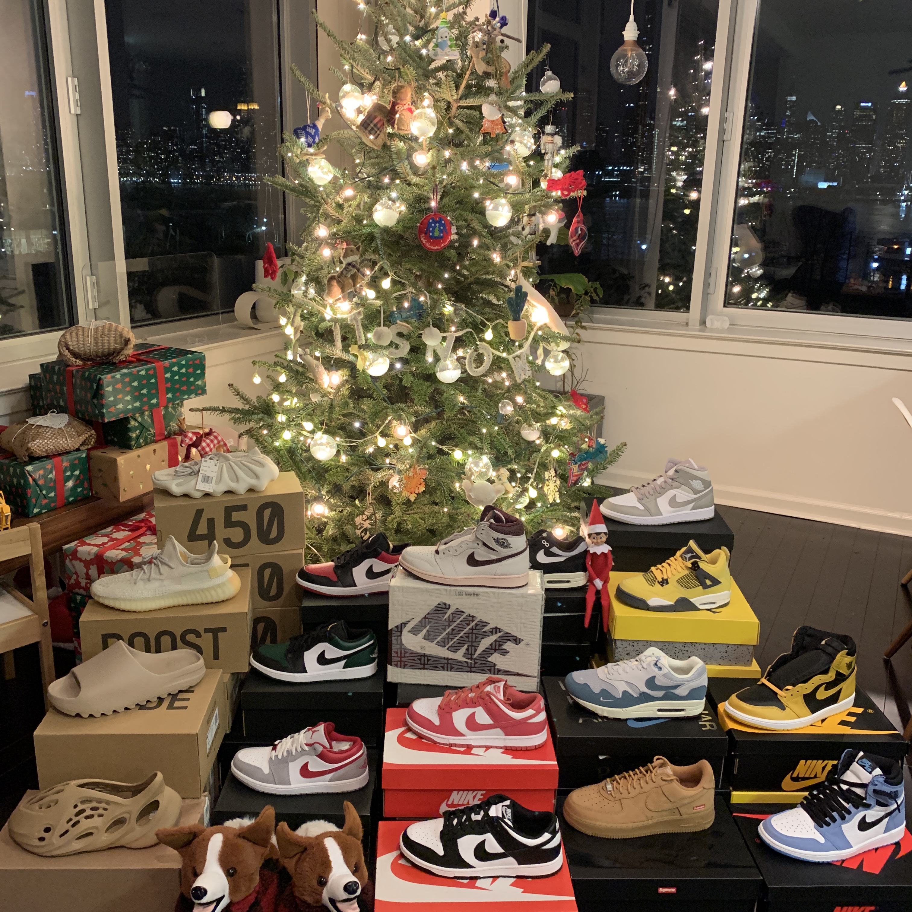 Jordan 1 x A Ma Maniere Retro High OG SP Sail and Burgundy, Nike Dunk Low Retro Black 착용 스타일