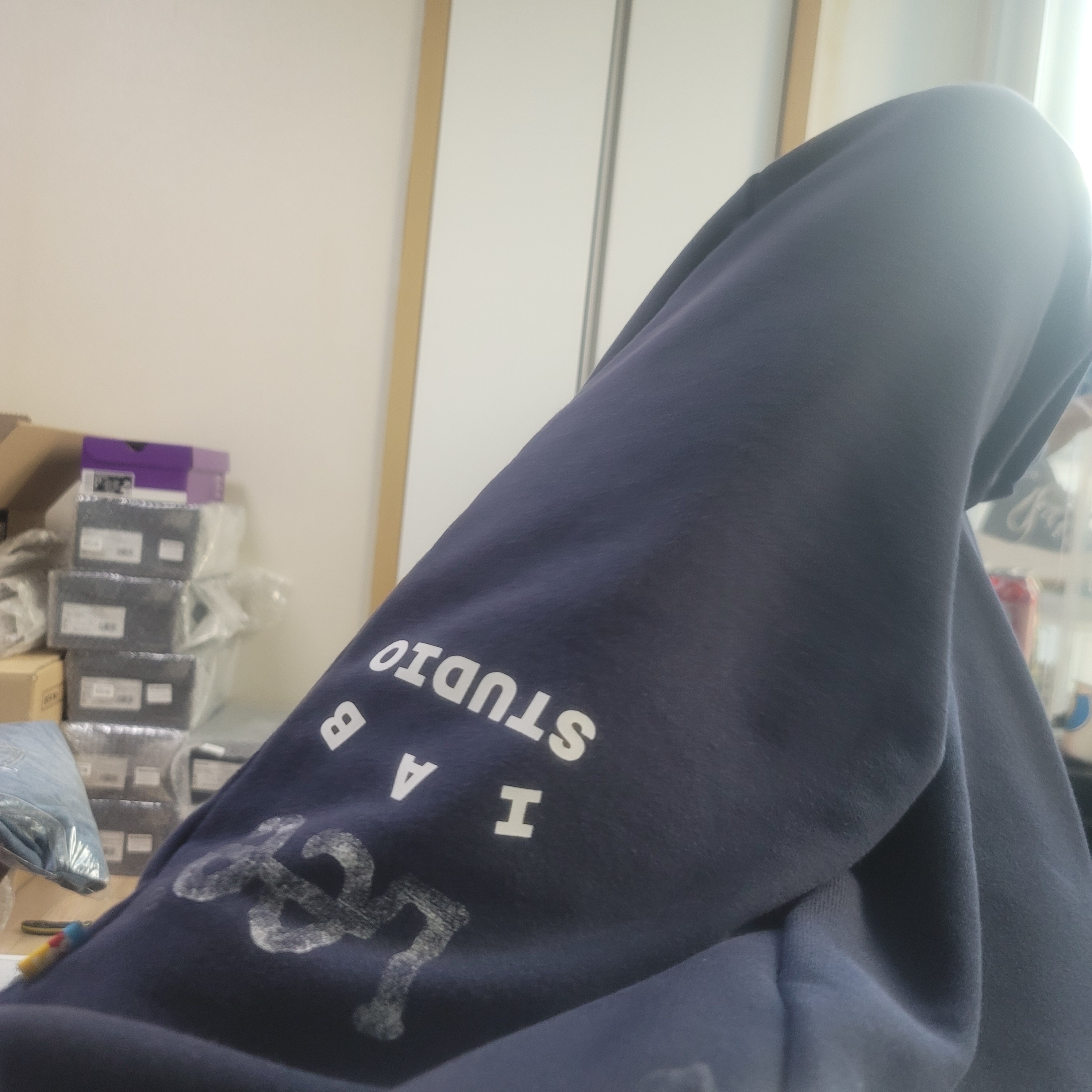 IAB Studio x Lee Pigment Sweatpants Indigo Navy 착용 스타일