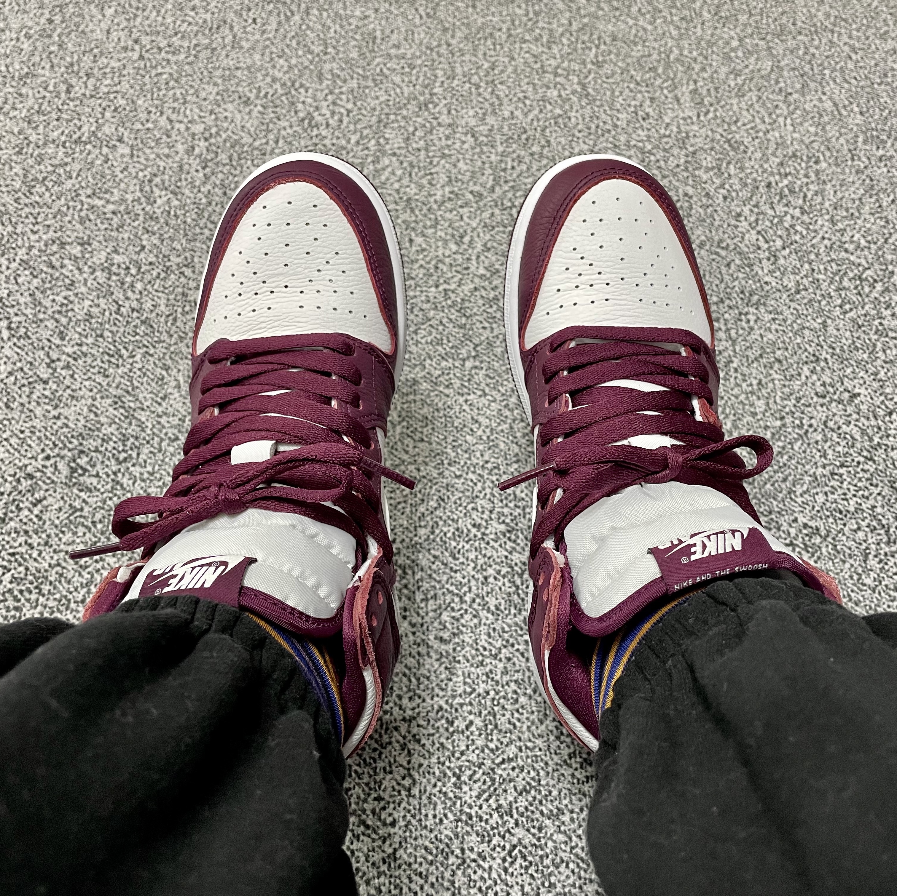 (GS) Jordan 1 Retro High OG Bordeaux 착용 스타일 - 1