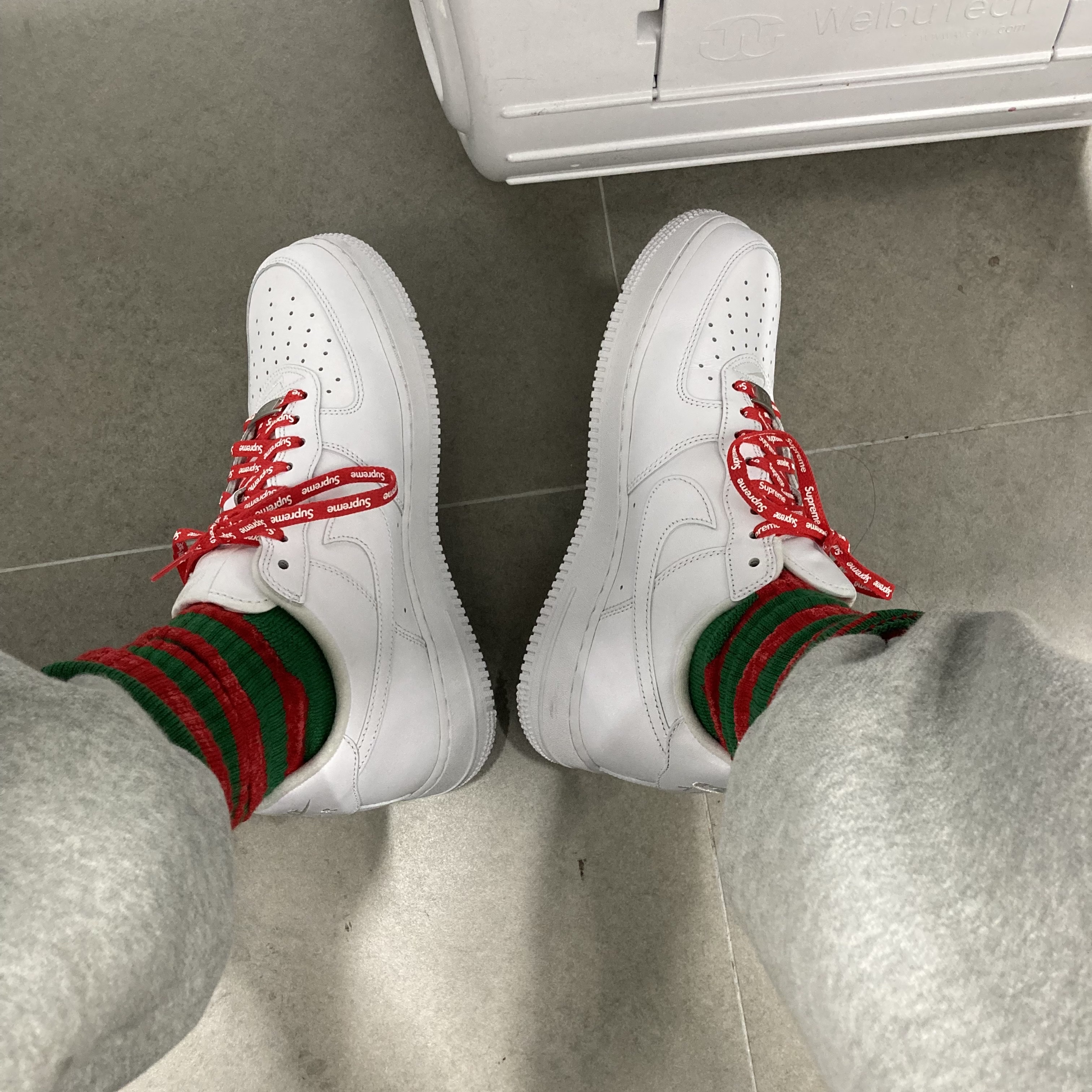 Nike x Supreme Air Force 1 Low White ์ฐฉ์ฉ ์คํ์ผ