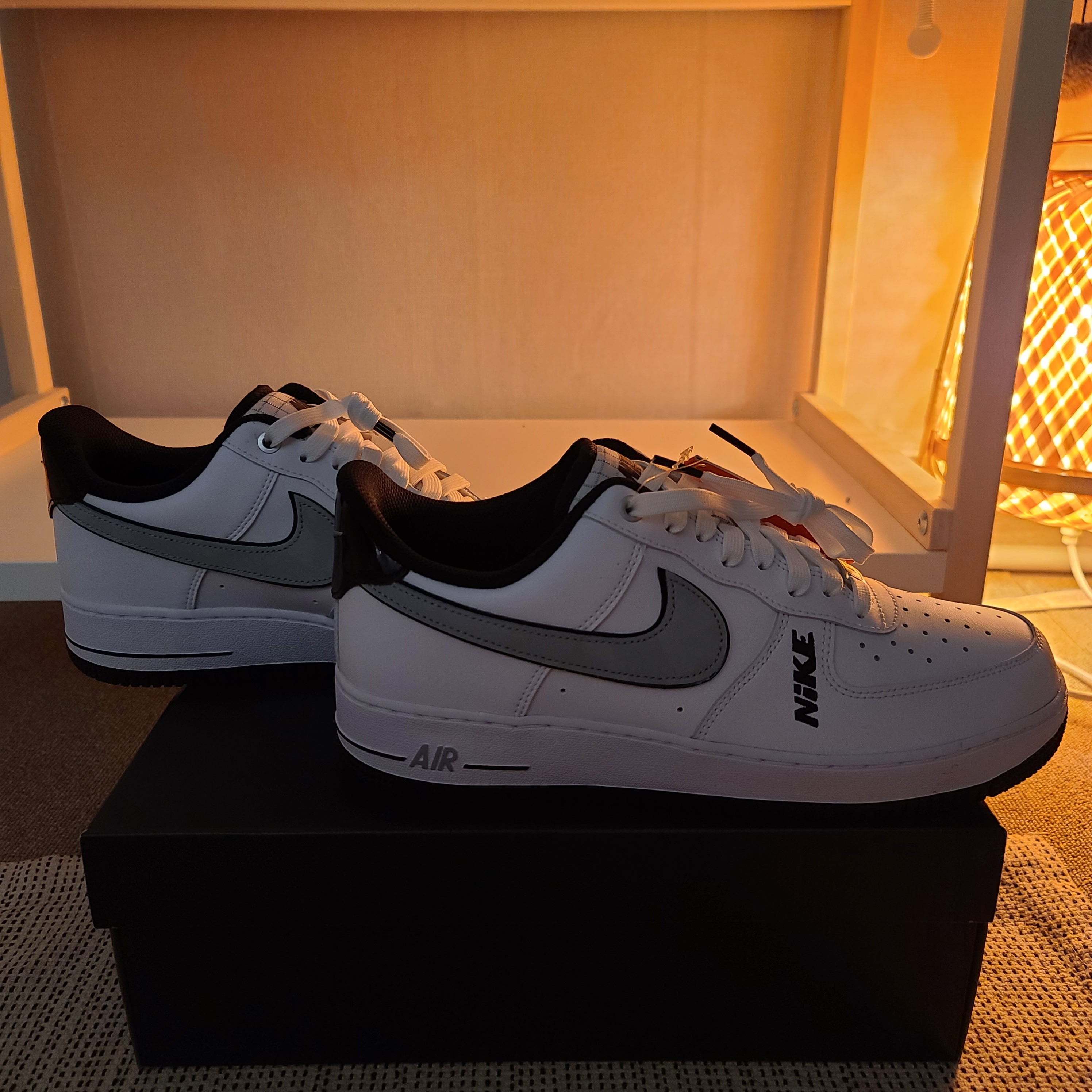Nike Air Force 1 '07 LV8 White Black Wolf Grey 착용 스타일 - 1