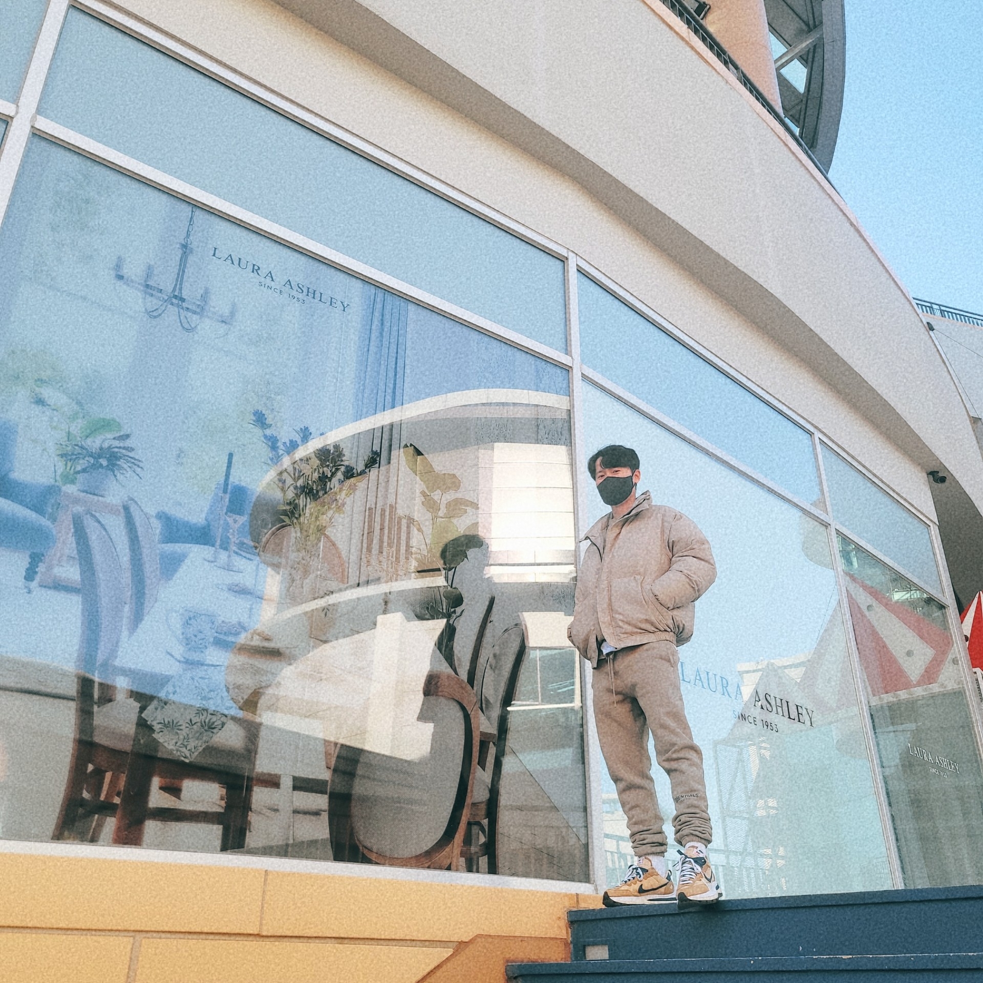 Essentials Pull-Over Crewneck Sweatshirt Moss - 21SS, Essentials Sweatpants Moss - 21SS 착용 스타일 - 1