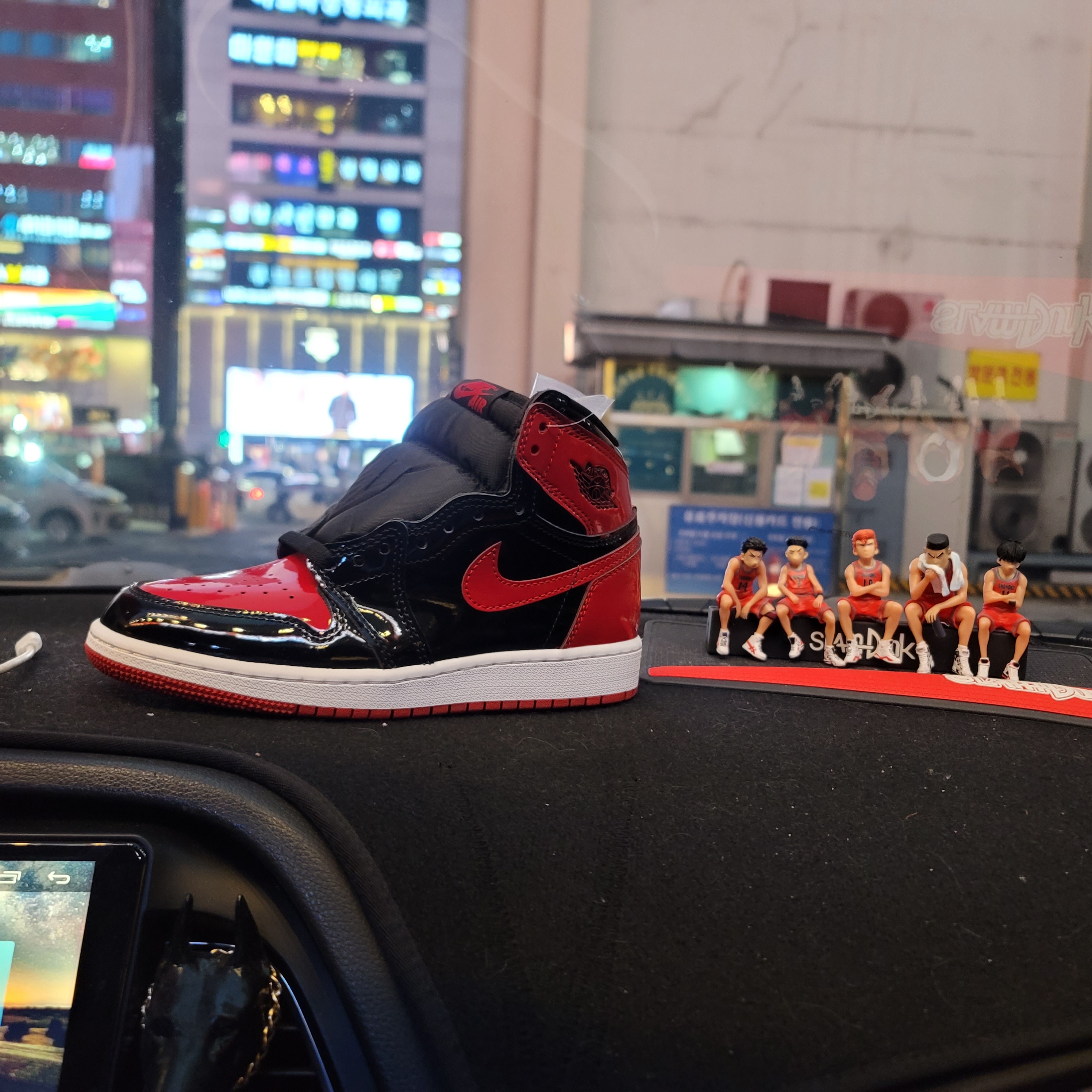 Jordan 1 x A Ma Maniere Retro High OG SP Sail and Burgundy, (GS) Jordan 1 Retro High OG Patent Bred 착용 스타일 - 3