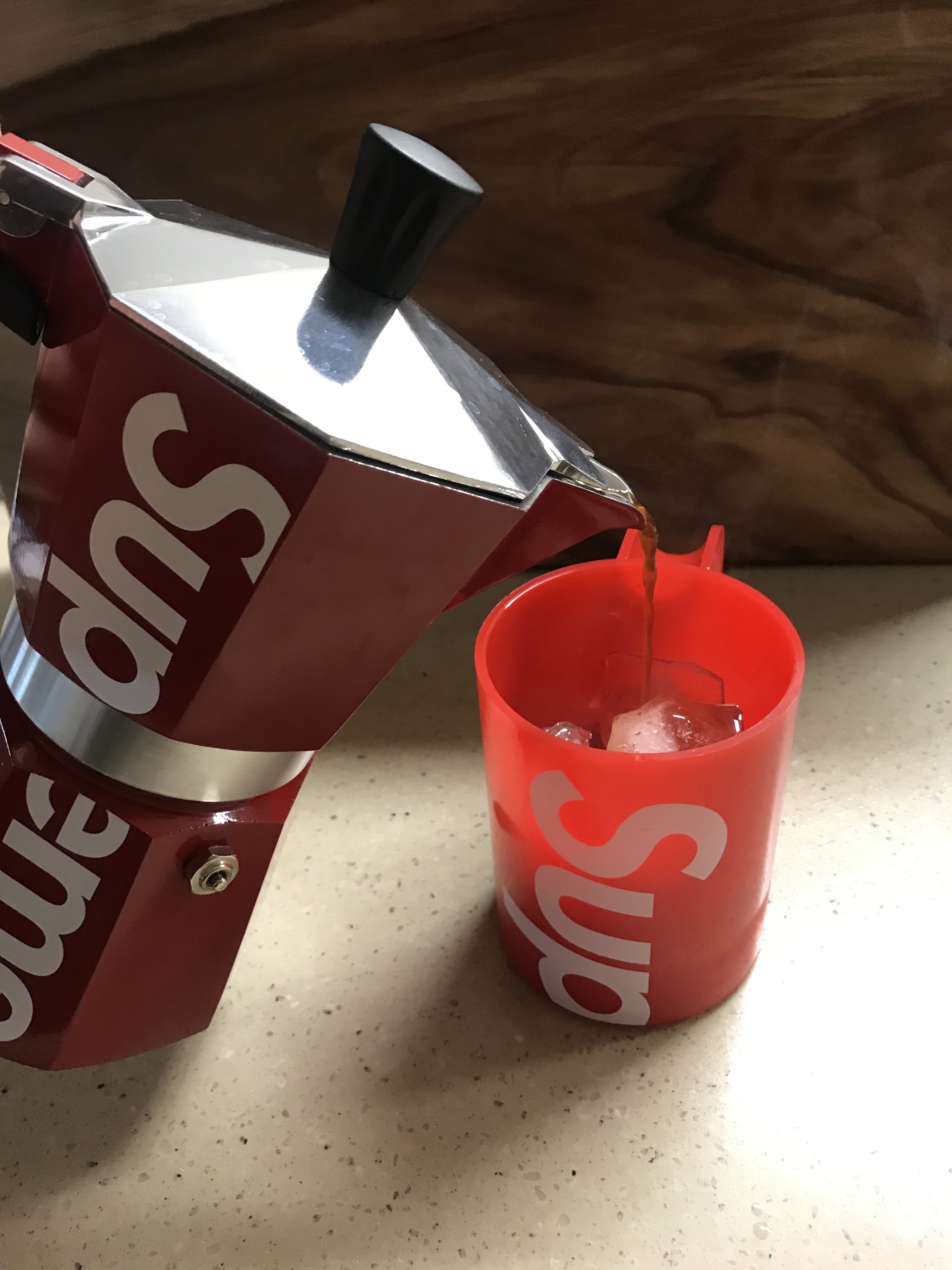 Supreme Bialetti Moka Express Red - 19SS, Supreme Heller Mugs Red (Set of 2) 착용 스타일 - 2