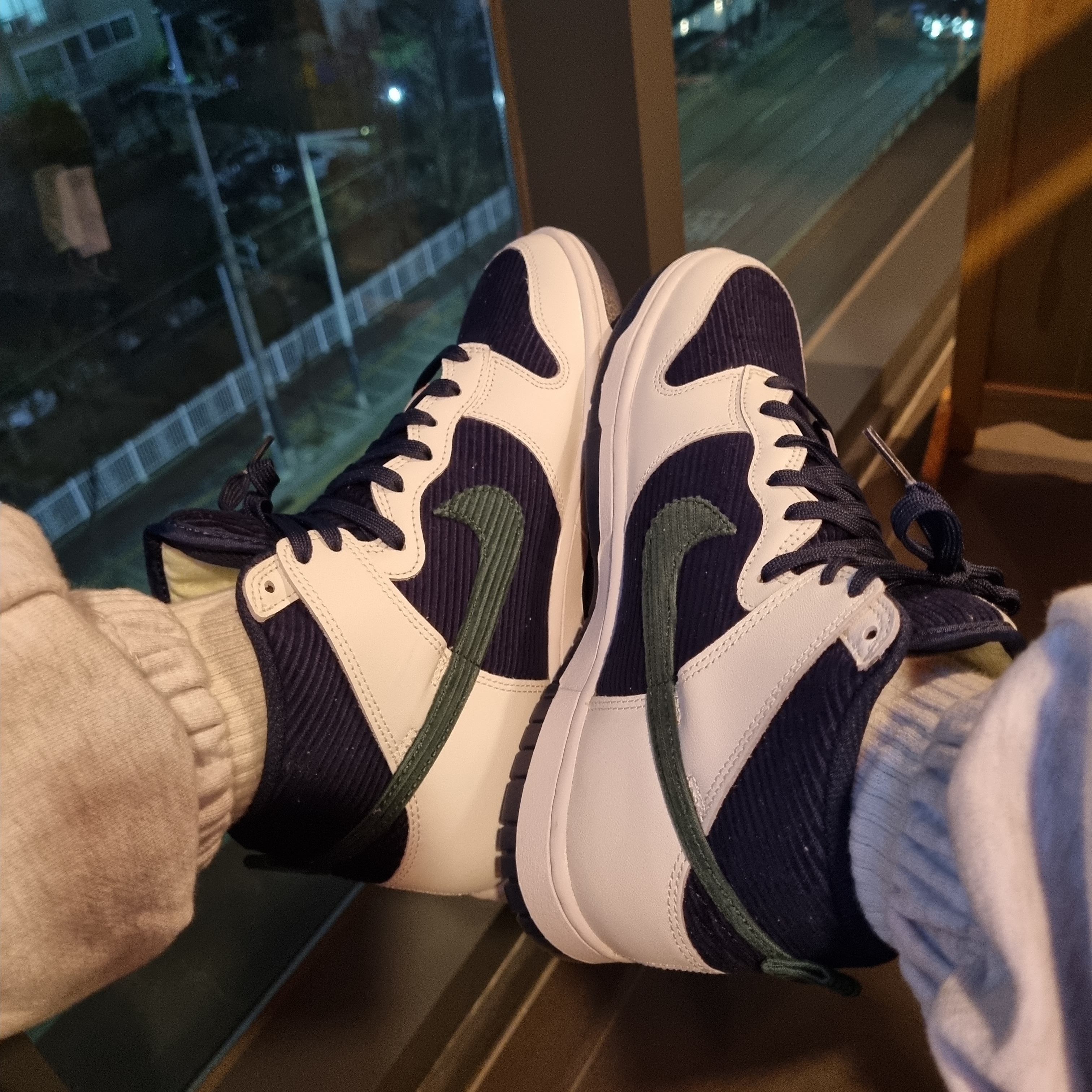 Nike Dunk High PRM EMB College Navy 착용 스타일