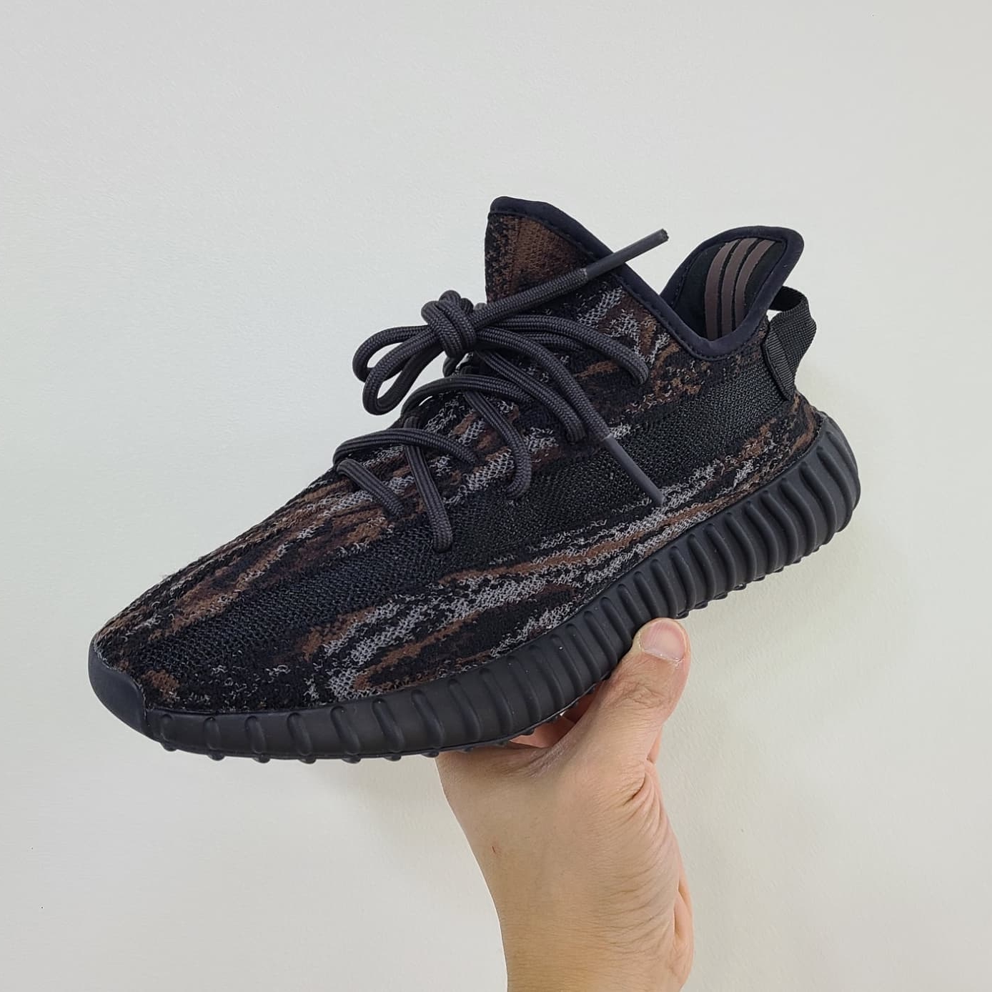 Adidas Yeezy Boost 350 V2 MX Rock 착용 스타일 - 1