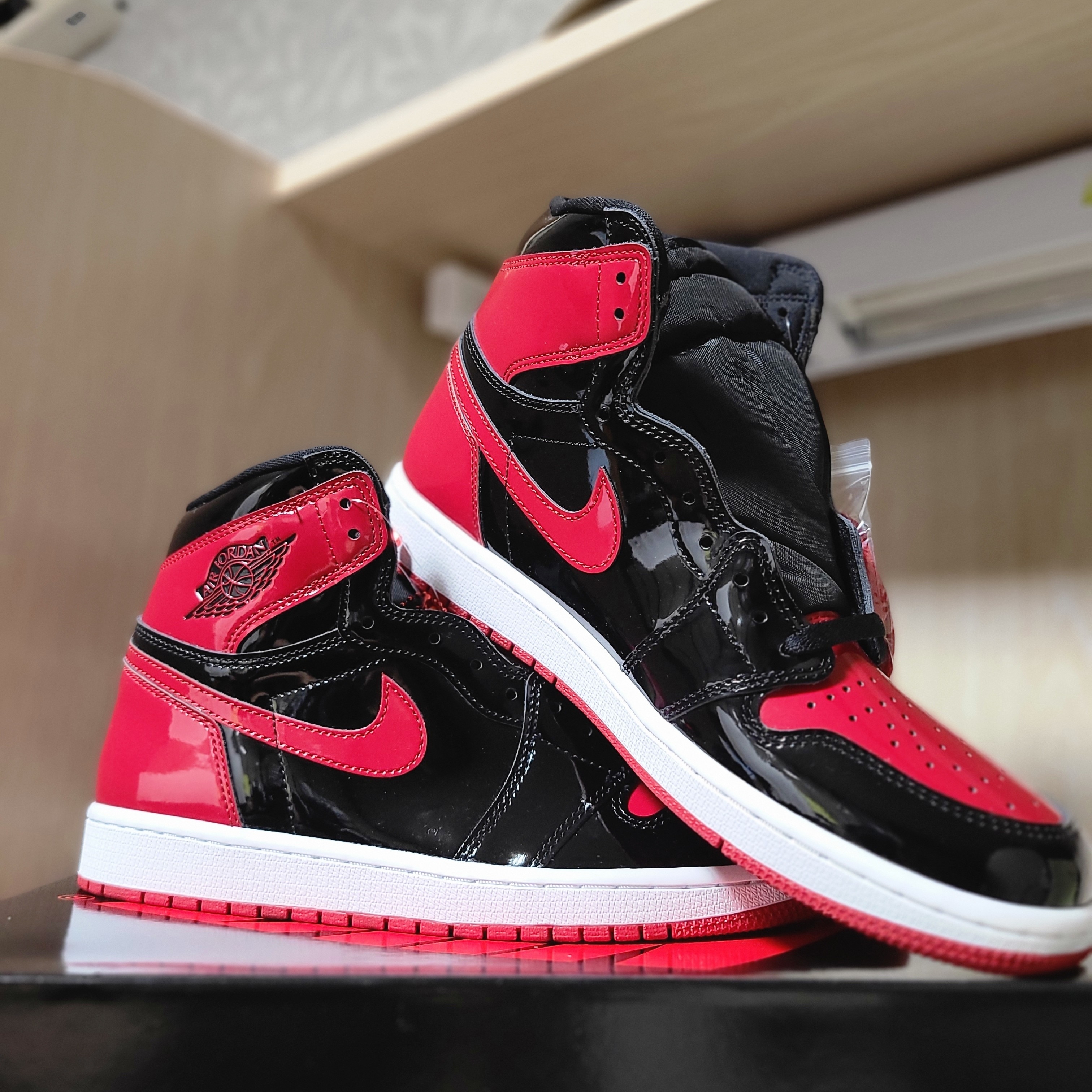 Jordan 1 Retro High OG Patent Bred 착용 스타일 - 3