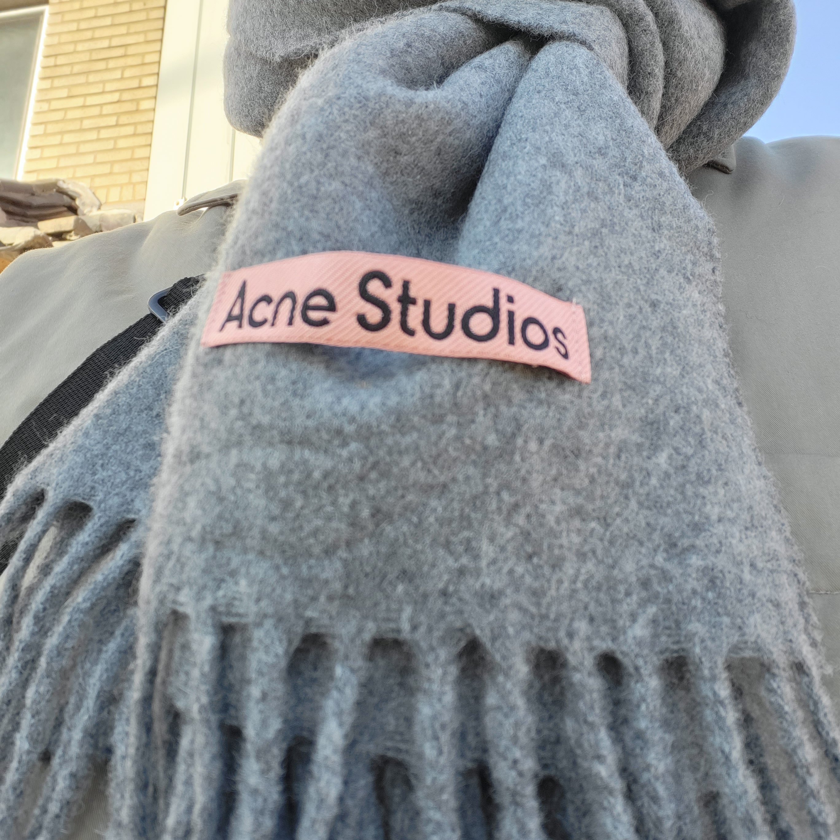 Acne Studios Canada Narrow New Wool Muffler Grey Melange 착용 스타일
