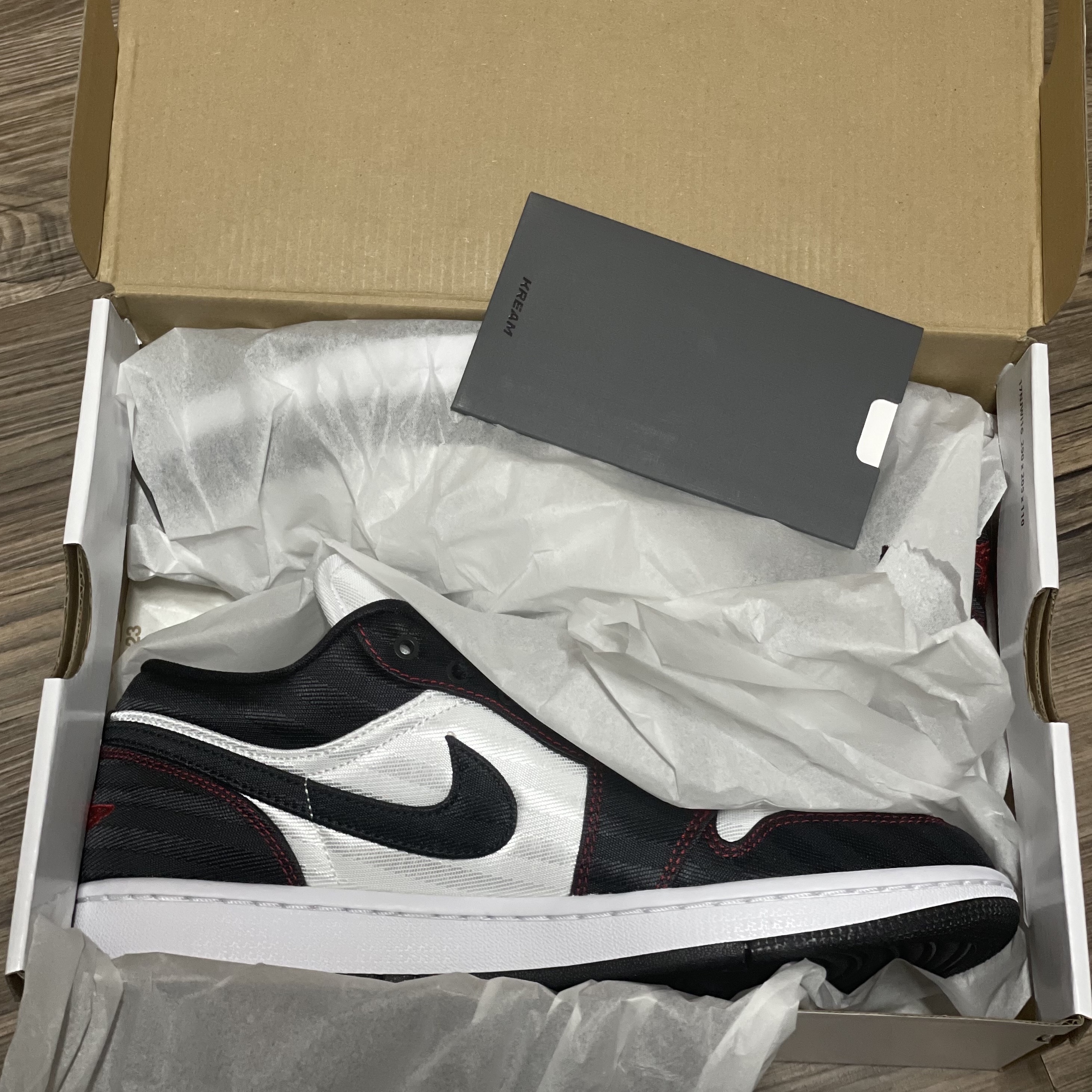(W) Jordan 1 Low SE Utility White Gym Red Black 착용 스타일 - 2