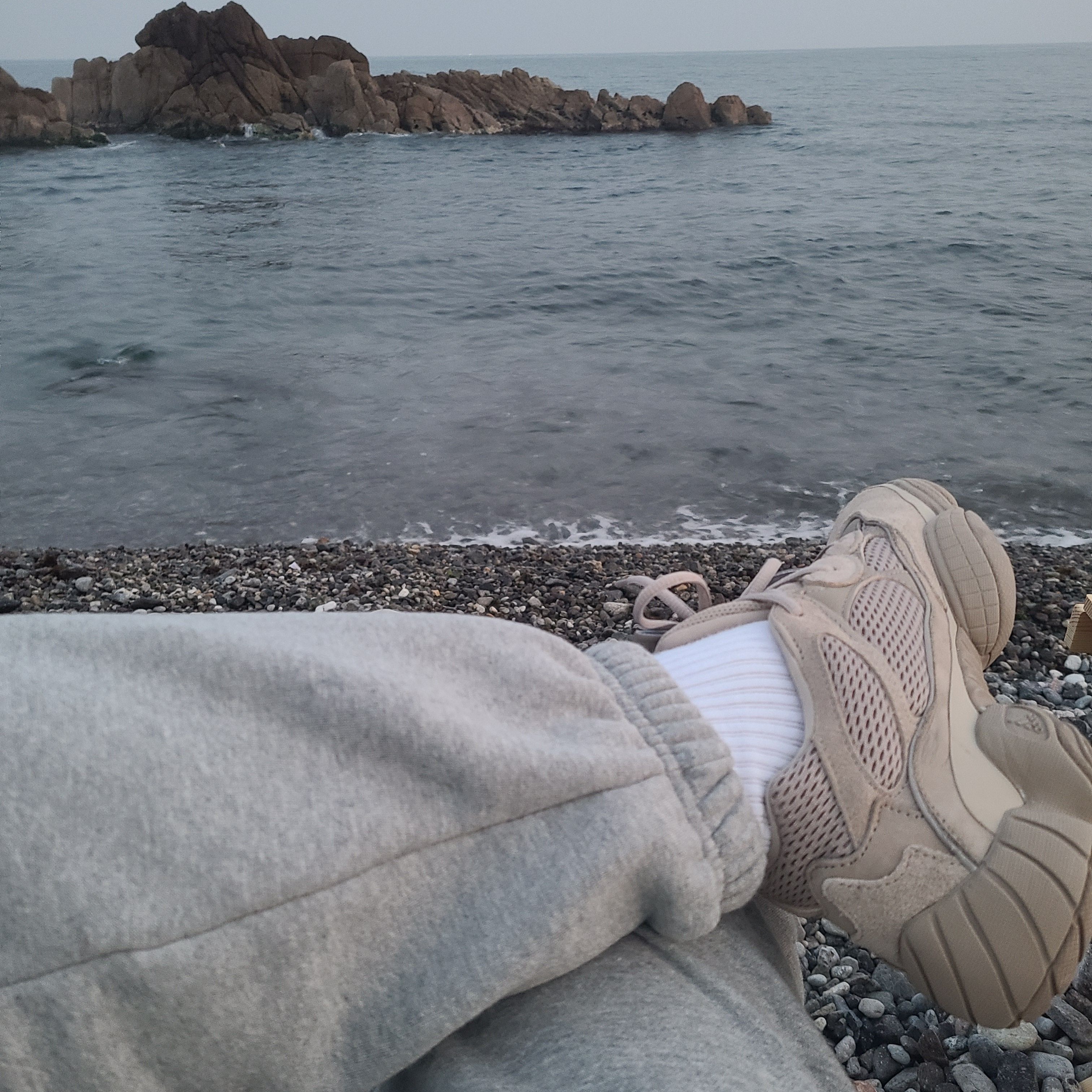 Adidas Yeezy 500 Taupe Light 착용 스타일