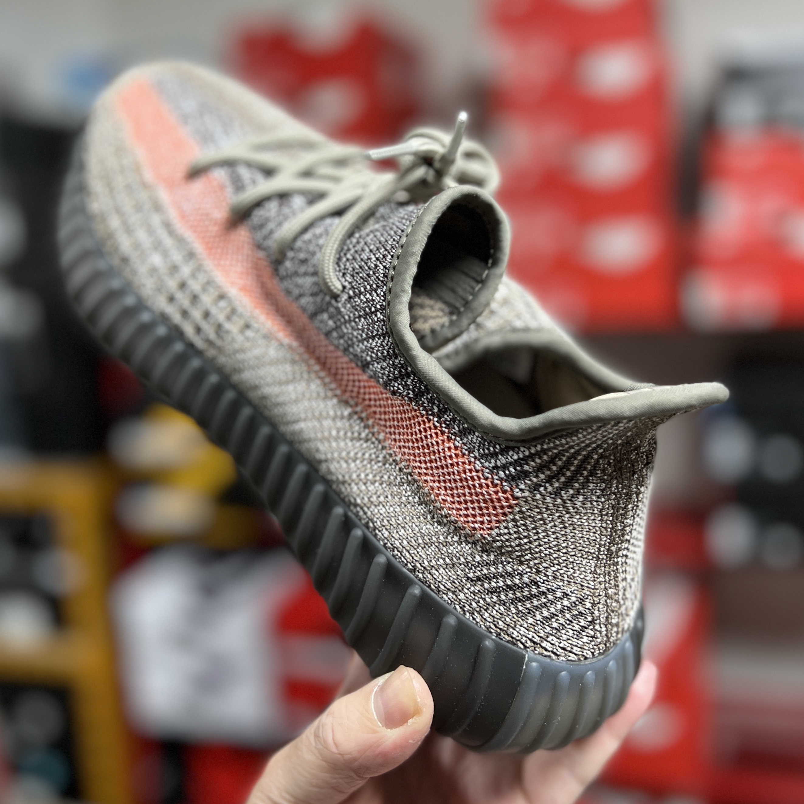 Adidas Yeezy Boost 350 V2 Ash Stone 착용 스타일 - 2