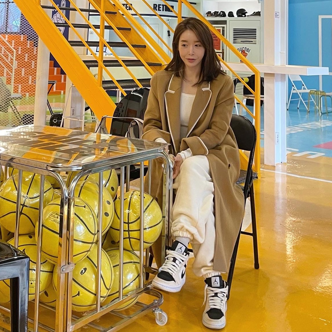 (W) Jordan 1 Mid Barely Orange 착용 스타일 - 4