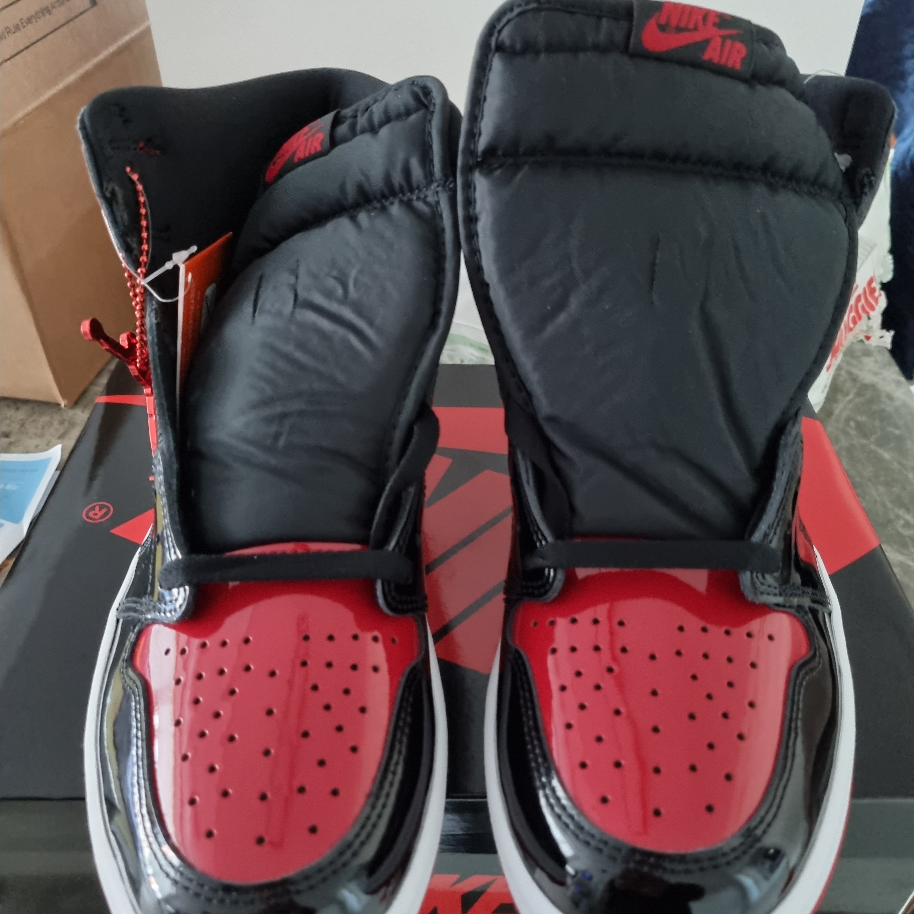 Jordan 1 Retro High OG Patent Bred 착용 스타일 - 1