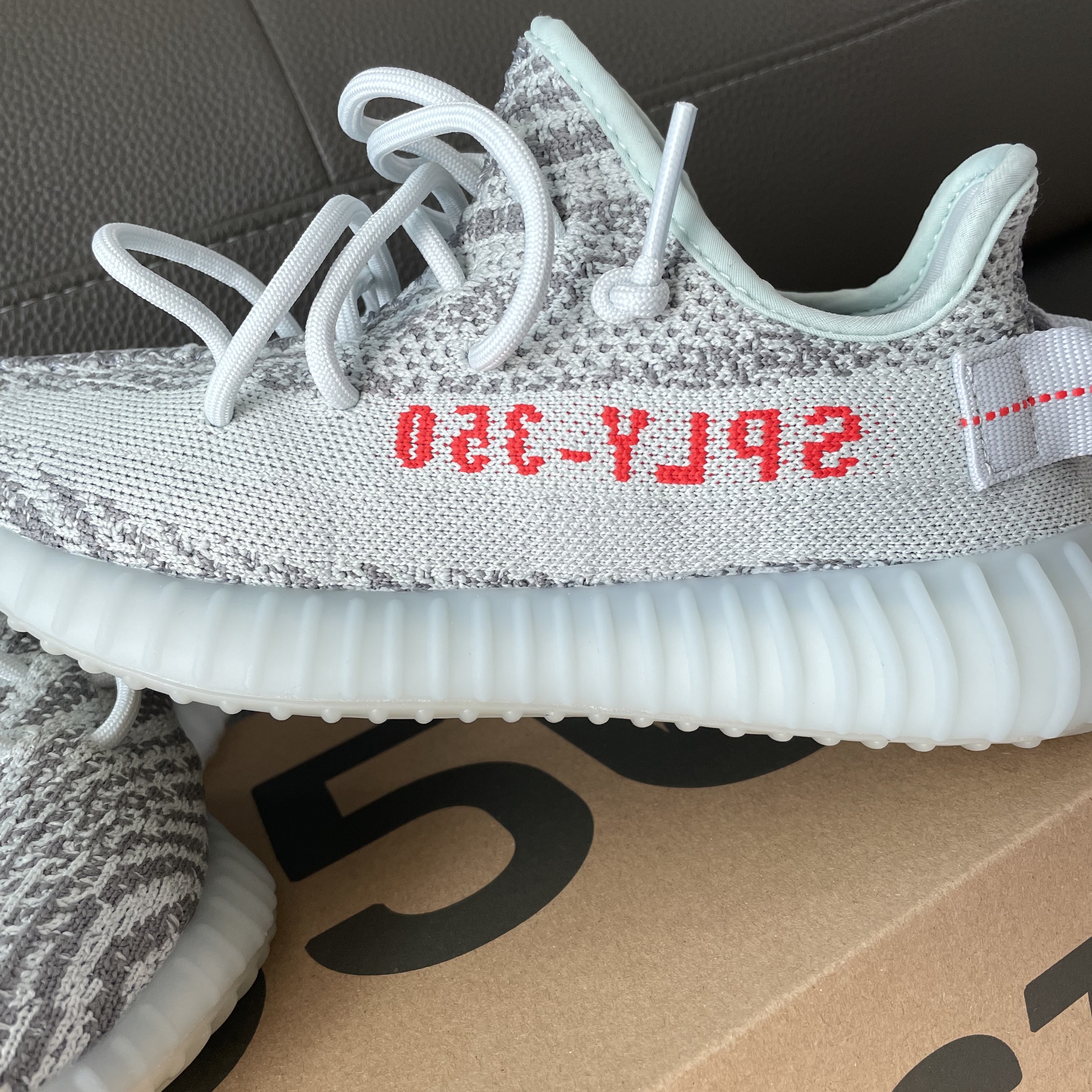 Adidas Yeezy Boost 350 V2 Blue Tint 2017 착용 스타일