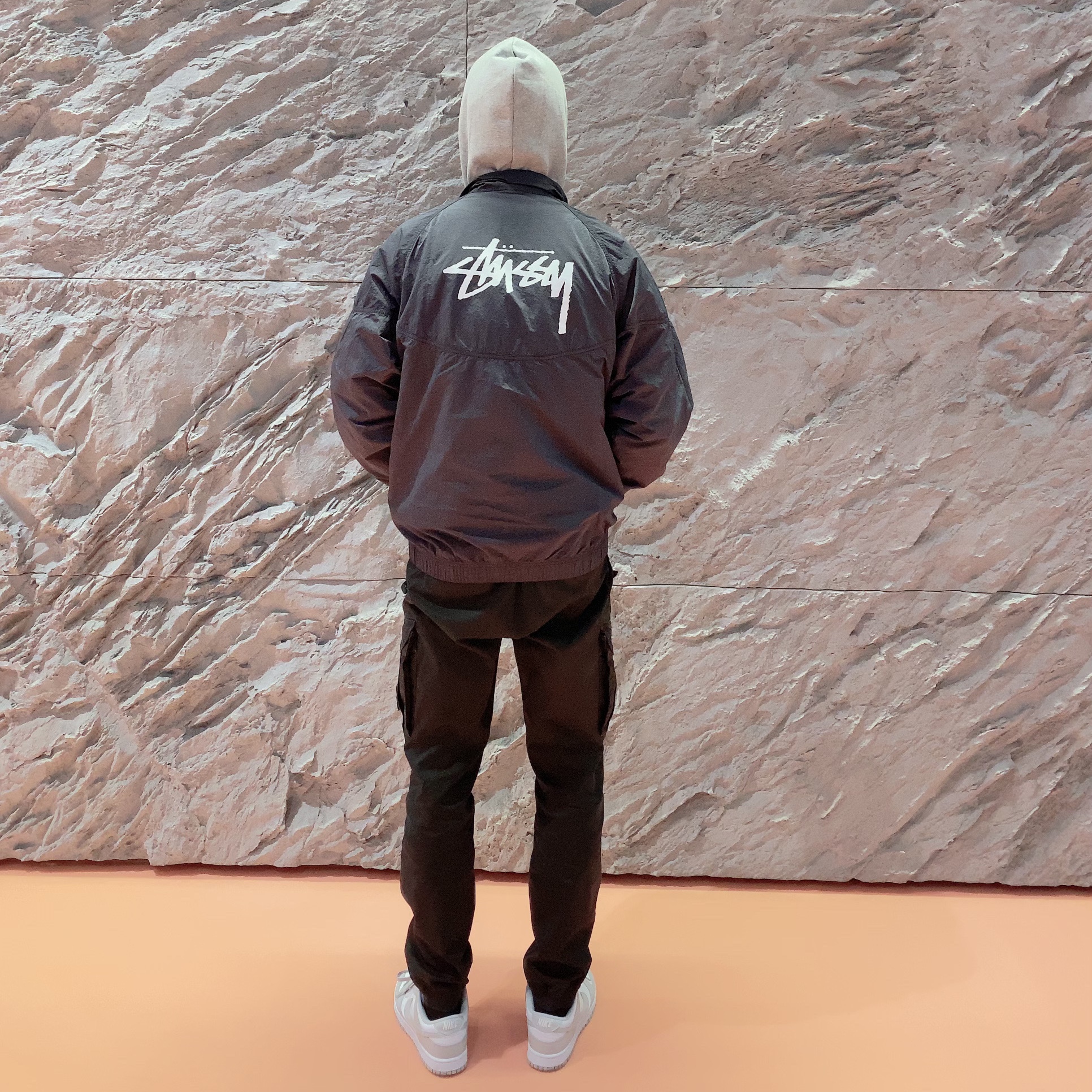 Nike x Stussy Windrunner Jacket Off Noir, Stone Island 313L1 Old Dye Treatment Cargo Pants Black - 21FW 착용 스타일 - 2