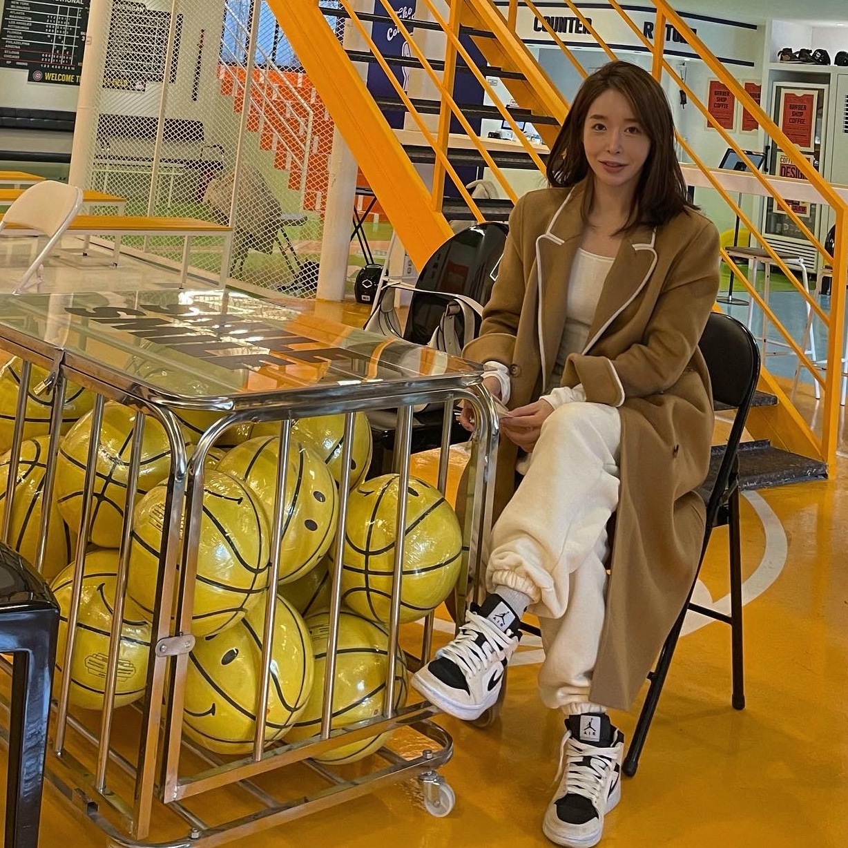 (W) Jordan 1 Mid Barely Orange 착용 스타일 - 5