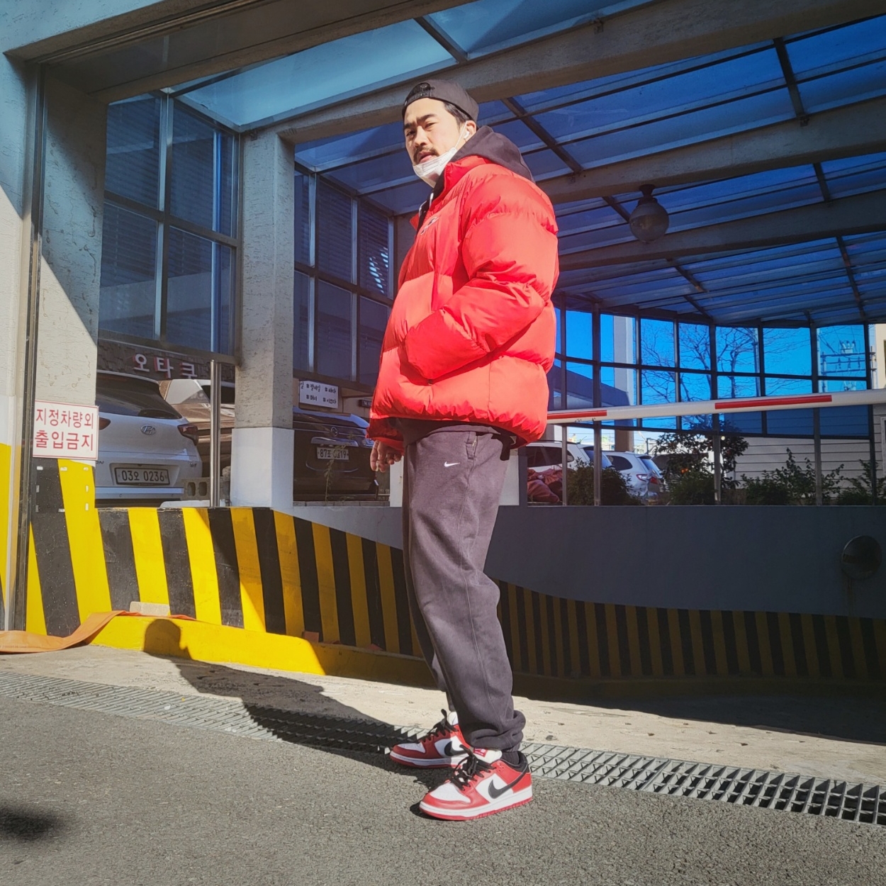 Supreme x Nike Reversible Puffy Jacket Red - 21SS, Nike SB Dunk Low Pro Chicago 착용 스타일 - 1