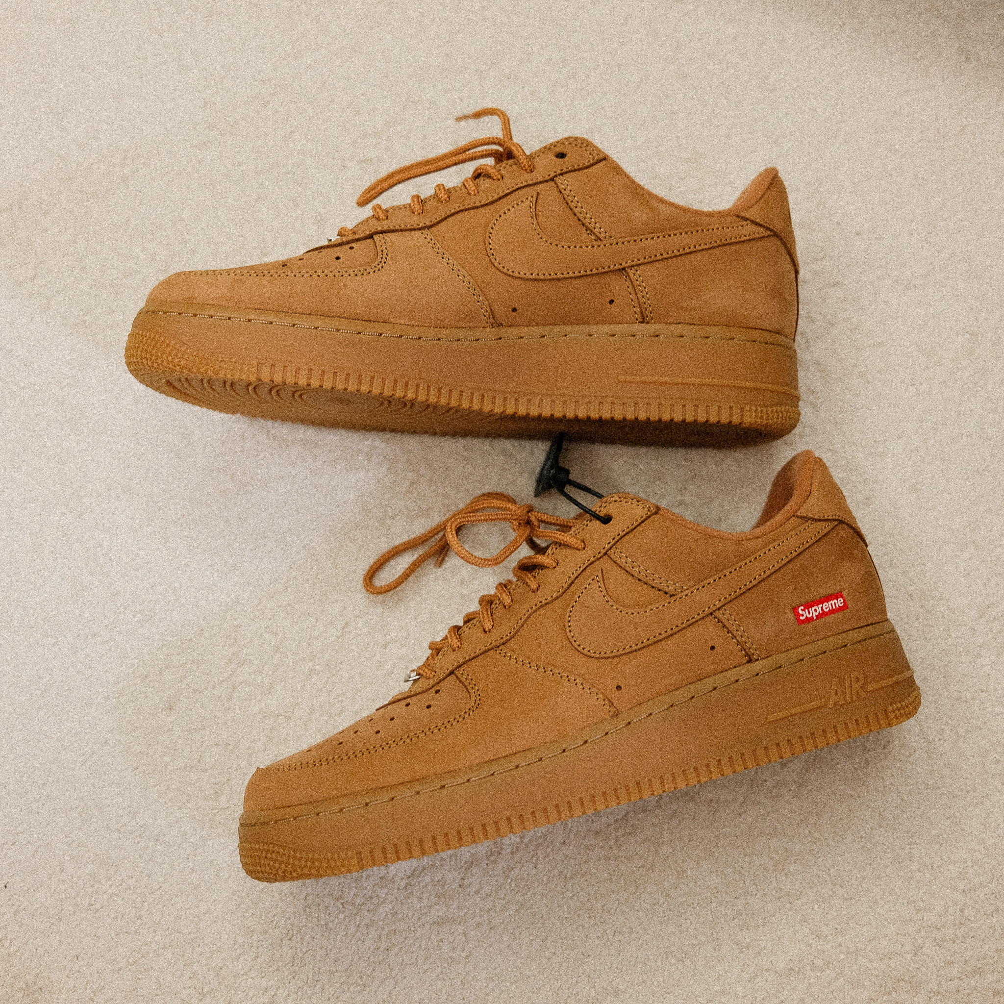 Nike x Supreme Air Force 1 Low Flax 착용 스타일 - 1