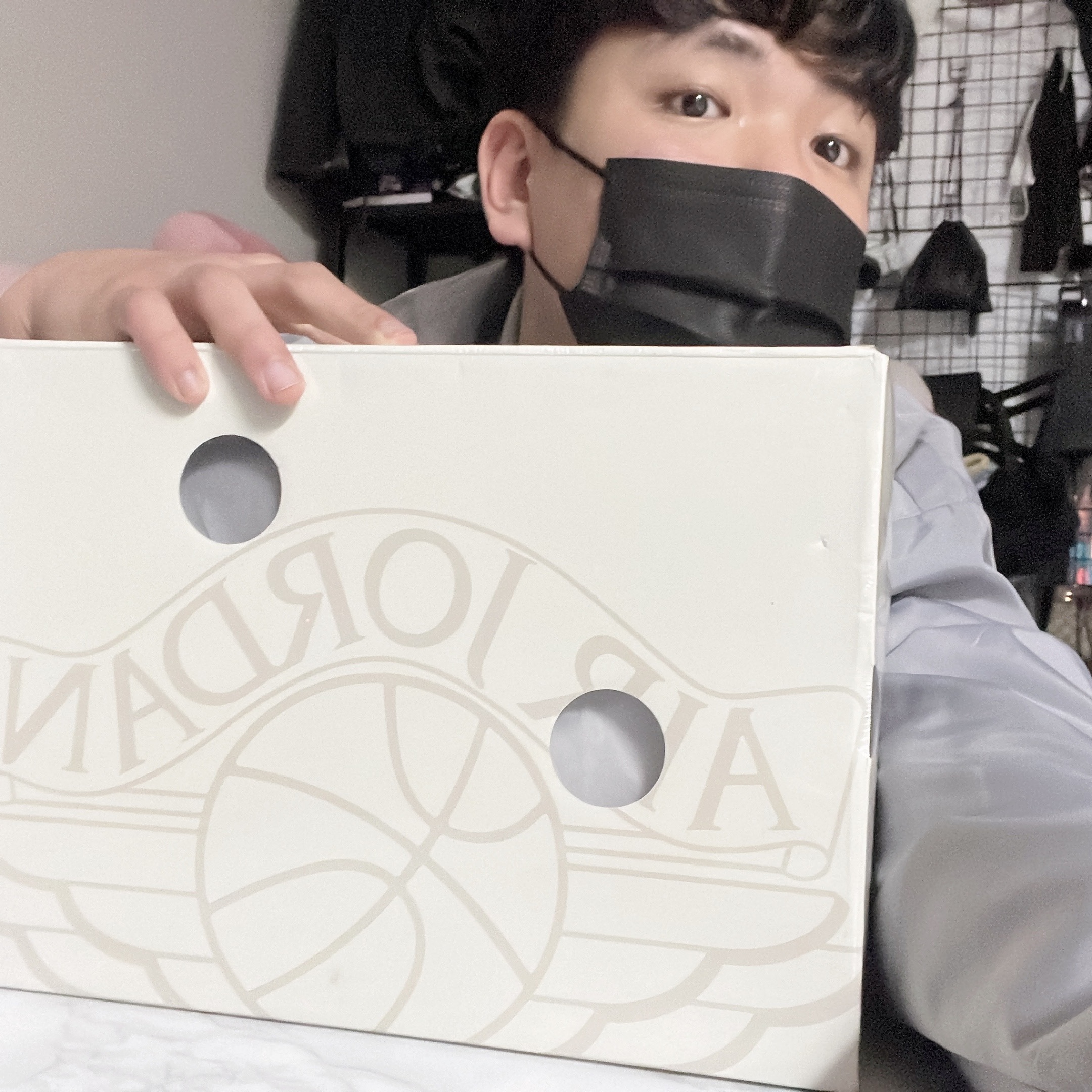 Jordan 2 x Off-White Retro Low SP Black and Varsity Royal 착용 스타일