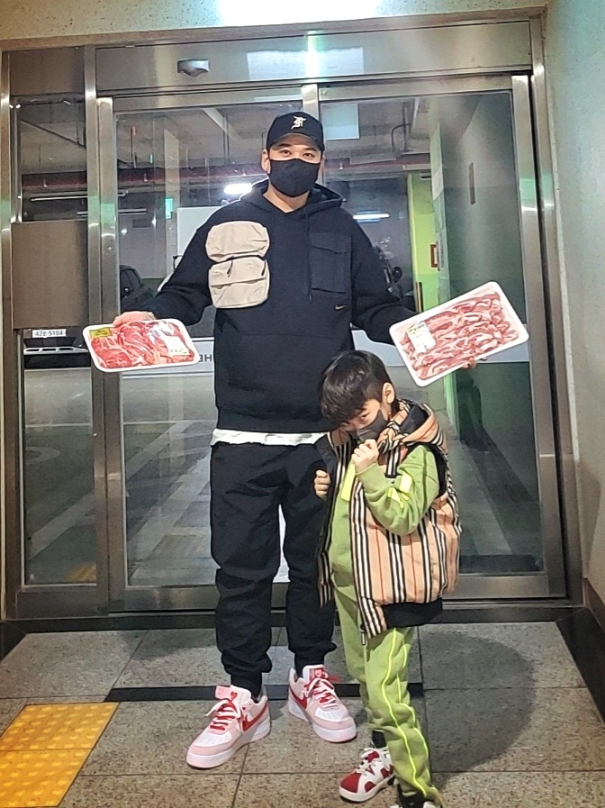 Nike Air Force 1 '07 QS Valentine's Day, (PS) Jordan 6 Retro Carmine 2021 착용 스타일 - 4