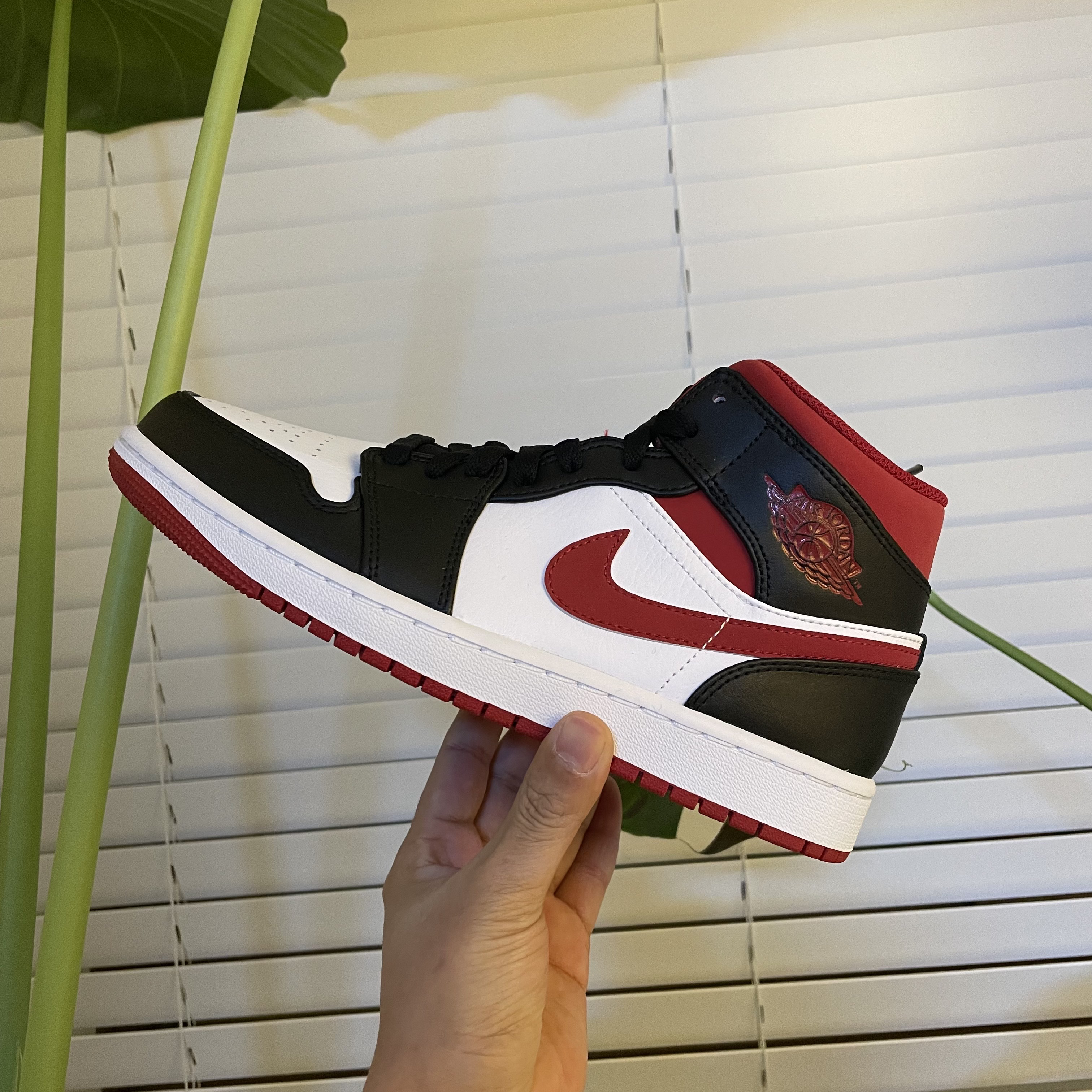 Jordan 1 Mid Gym Red Black White 착용 스타일 - 1