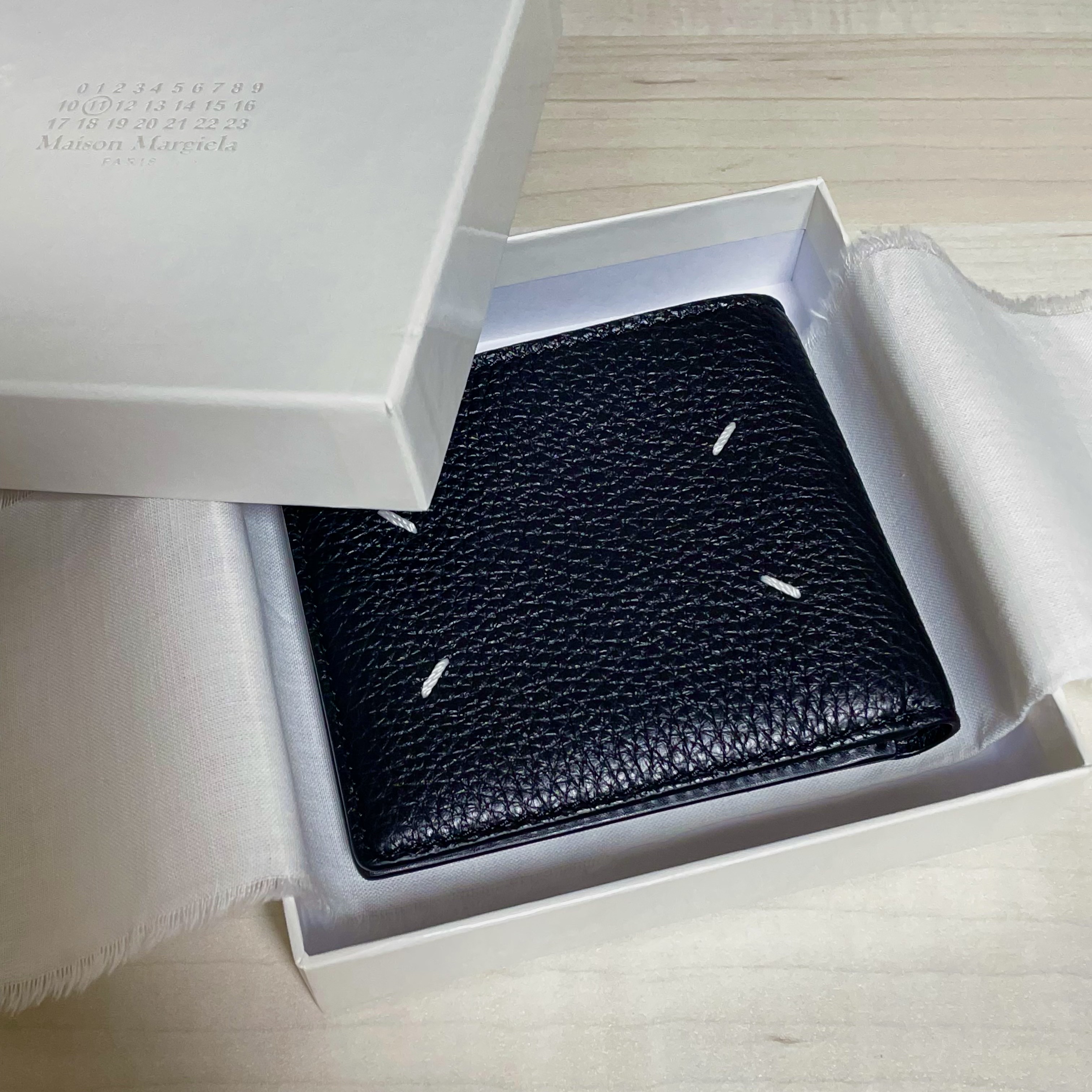 Maison Margiela Grainy Leather Bi-Fold Wallet Black 착용 스타일