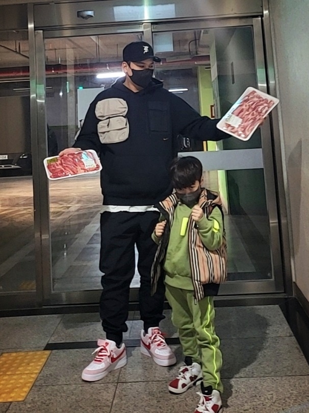 Nike Air Force 1 '07 QS Valentine's Day, (PS) Jordan 6 Retro Carmine 2021 착용 스타일 - 3