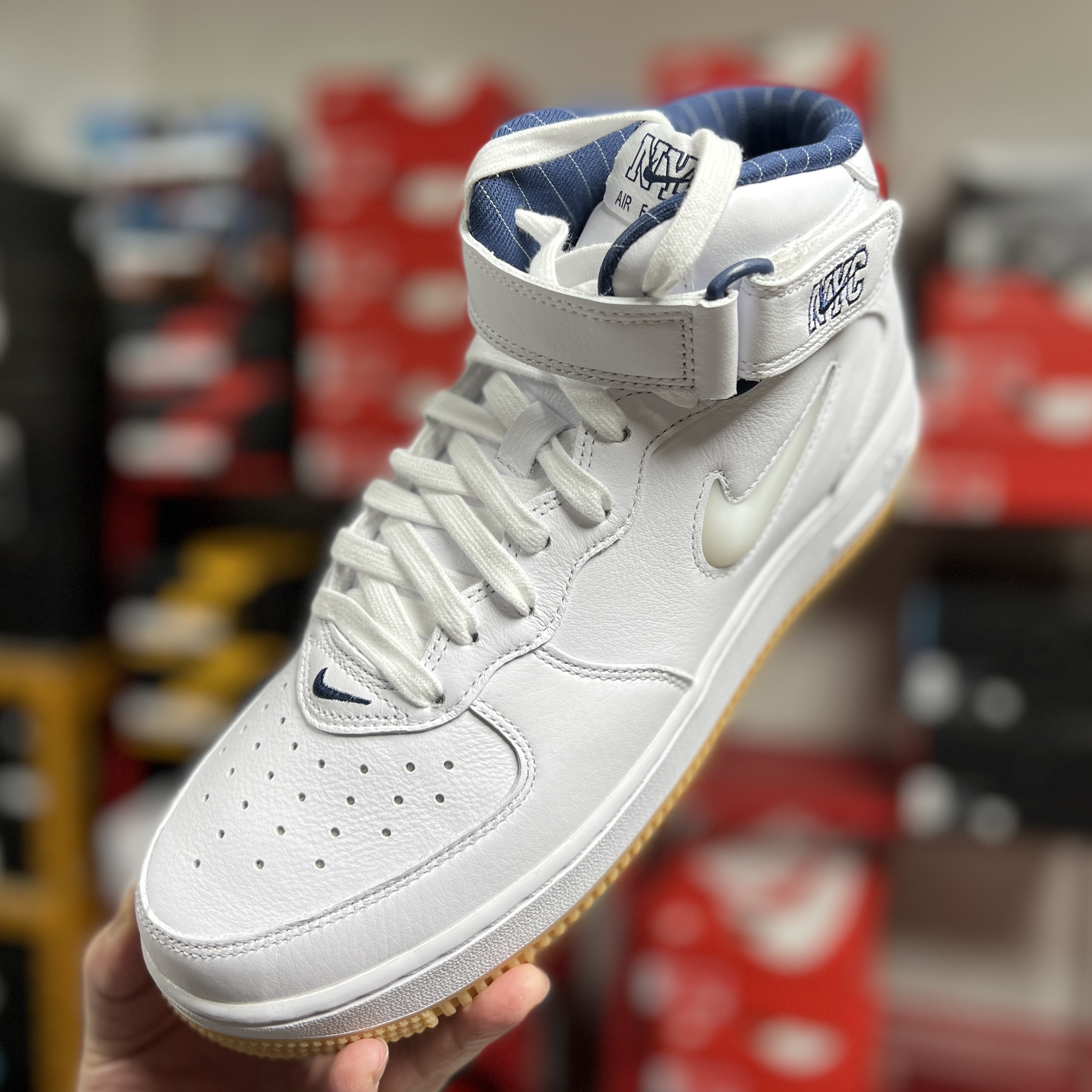Nike Air Force 1 Mid QS NYC White Midnight Navy 착용 스타일 - 1