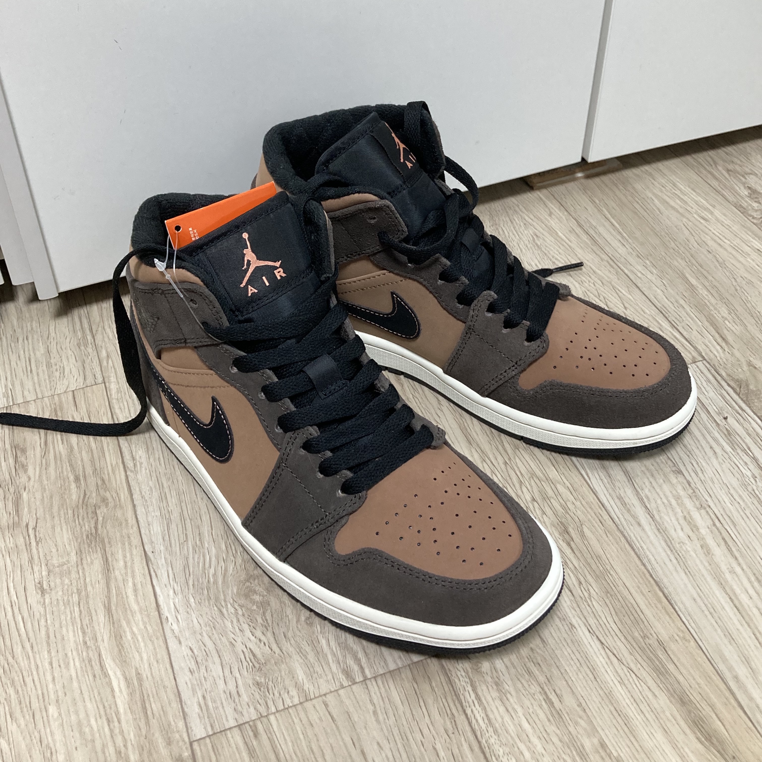 Jordan 1 Mid SE Dark Chocolate 착용 스타일