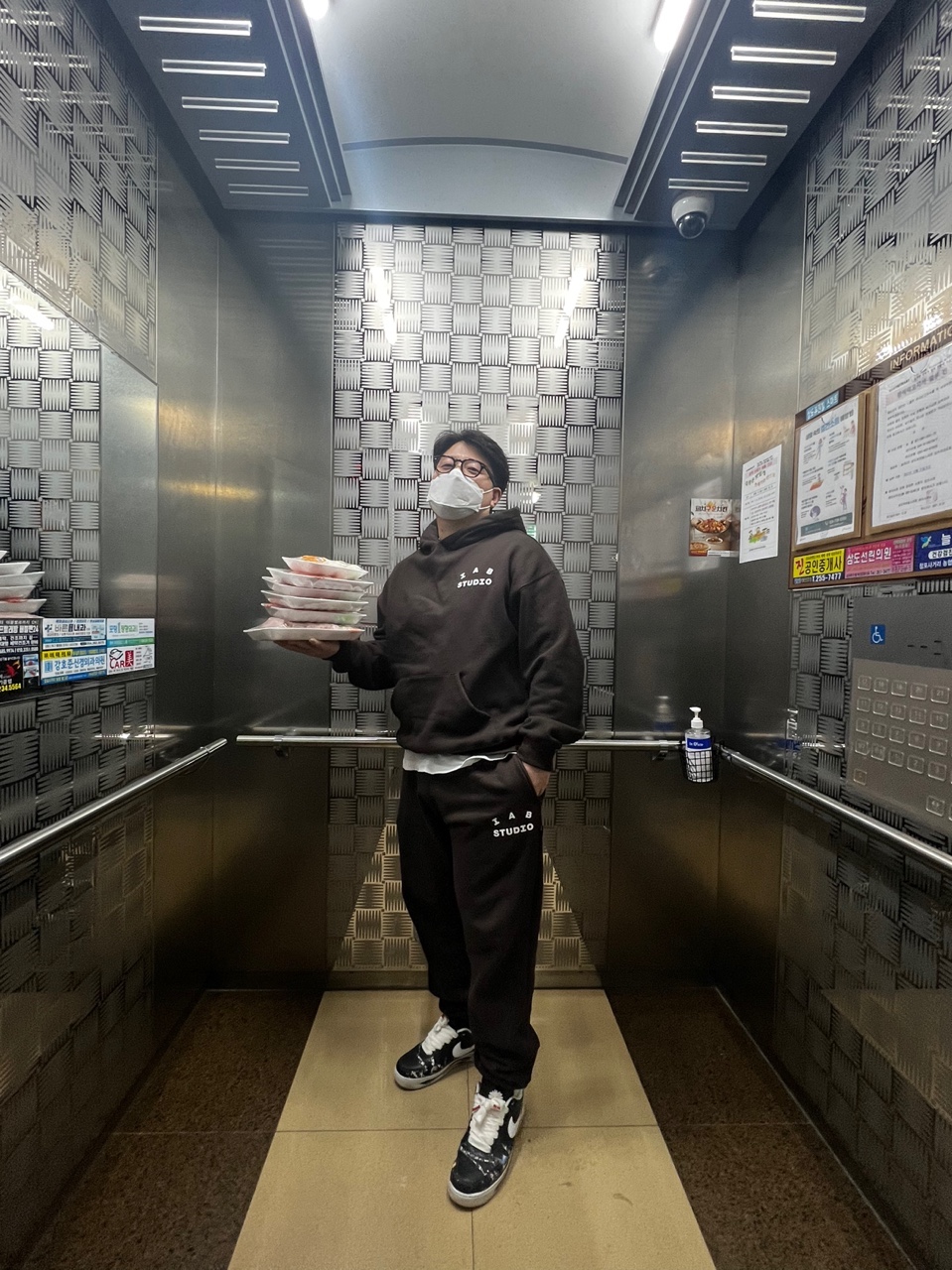 Nike x Peaceminusone Air Force 1 Low Para-Noise, IAB Studio Hoodie Brown 착용 스타일