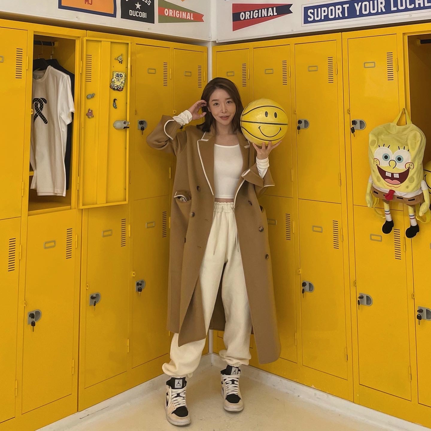 (W) Jordan 1 Mid Barely Orange 착용 스타일 - 1
