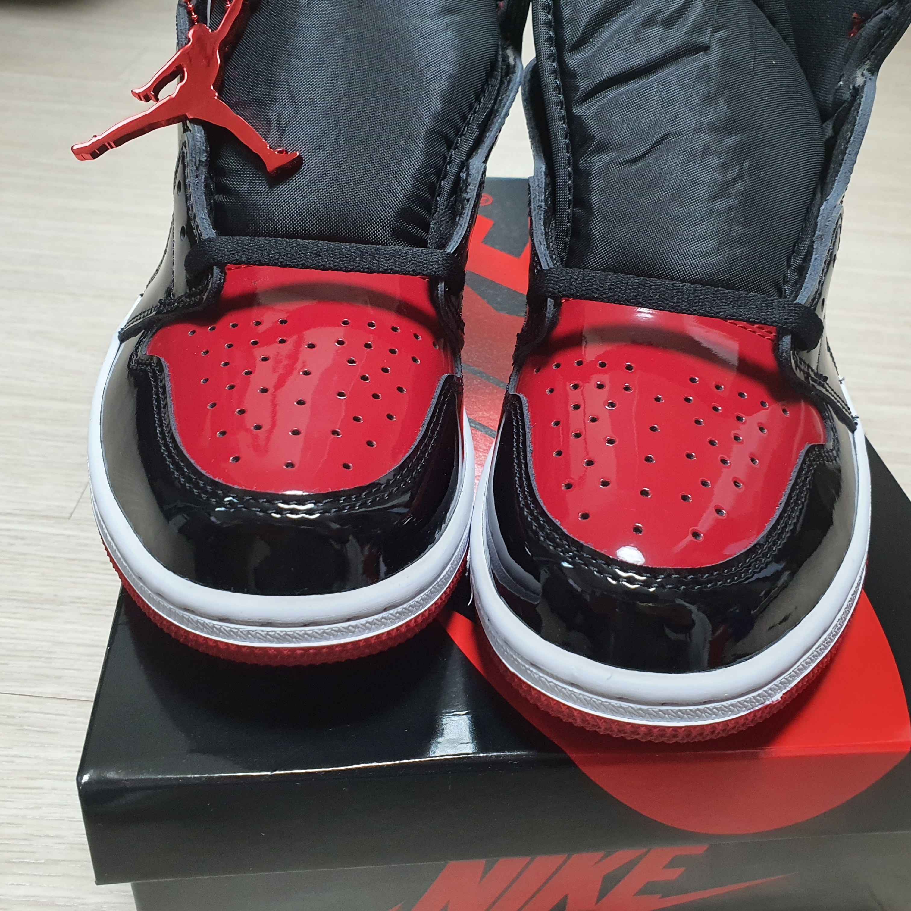 Jordan 1 Retro High OG Patent Bred 착용 스타일 - 3