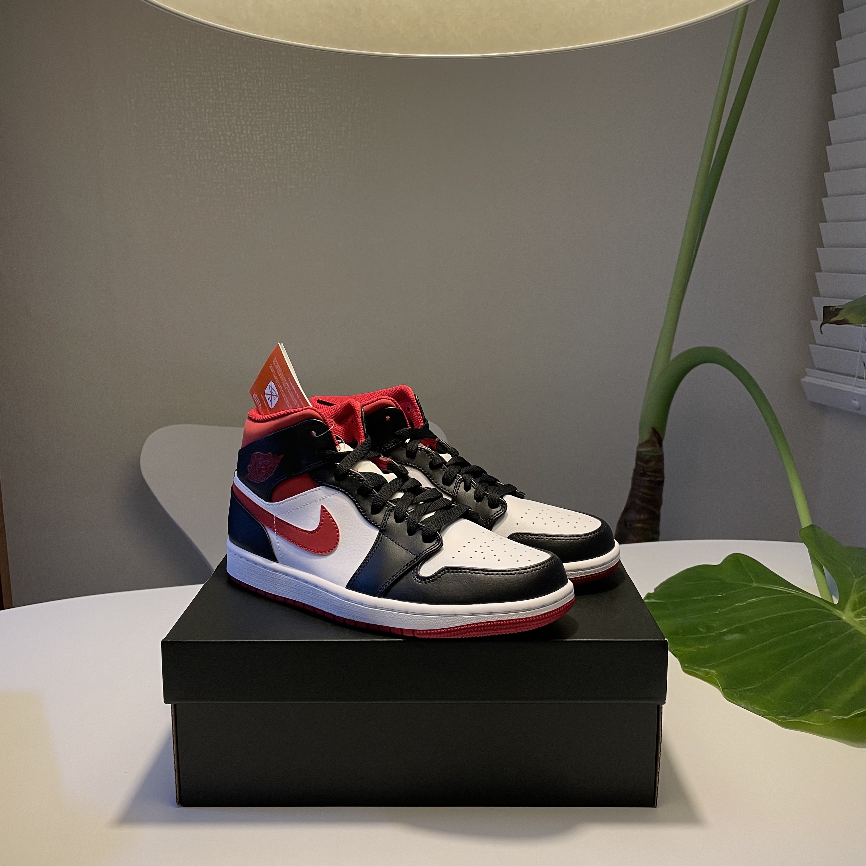 Jordan 1 Mid Gym Red Black White 착용 스타일 - 2