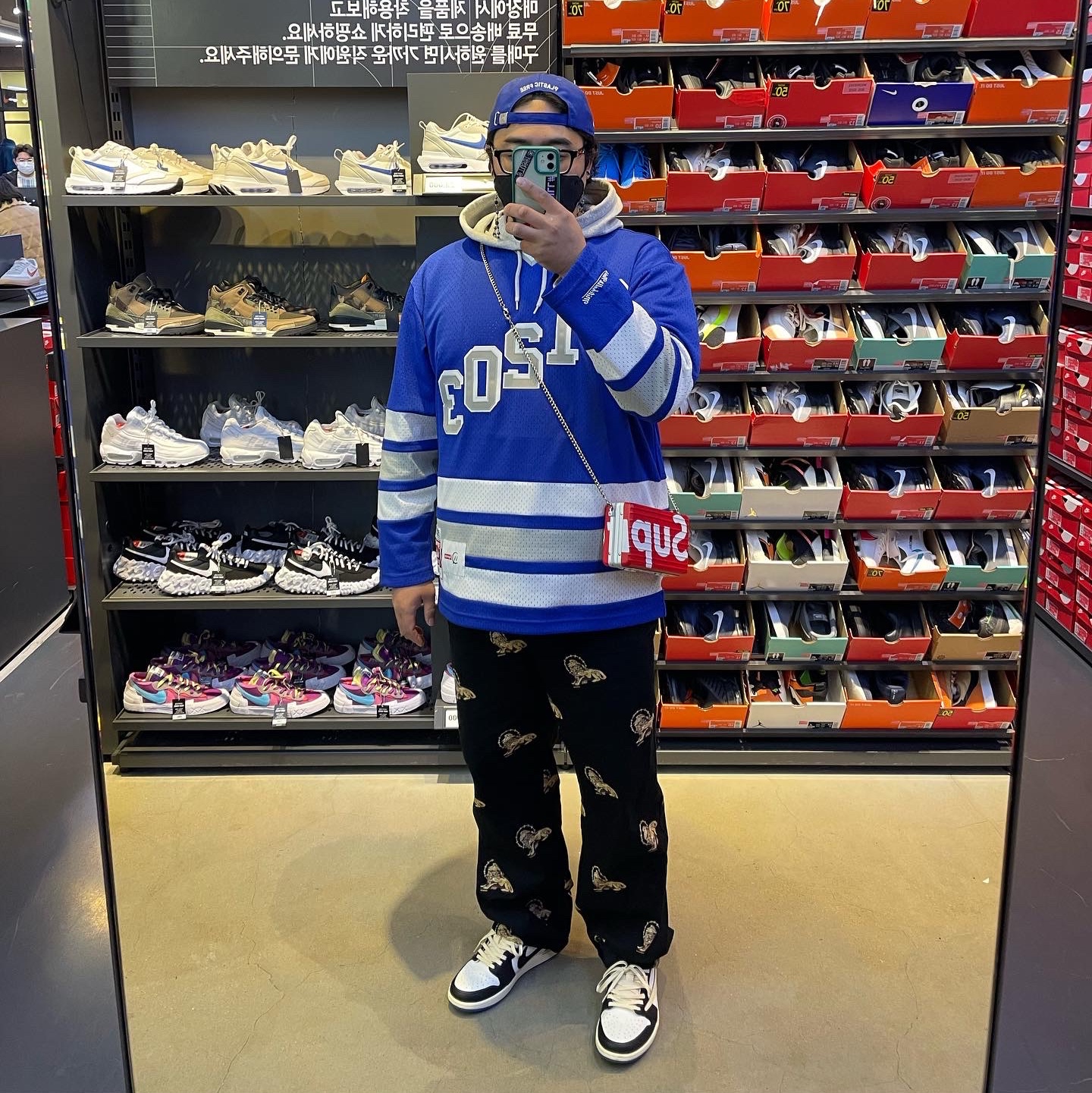 Jordan 1 x Travis Scott x Fragment Retro Low OG SP Military Blue, Supreme x WTAPS Mitchell & Ness Hockey Jersey Blue - 21FW 착용 스타일 - 1