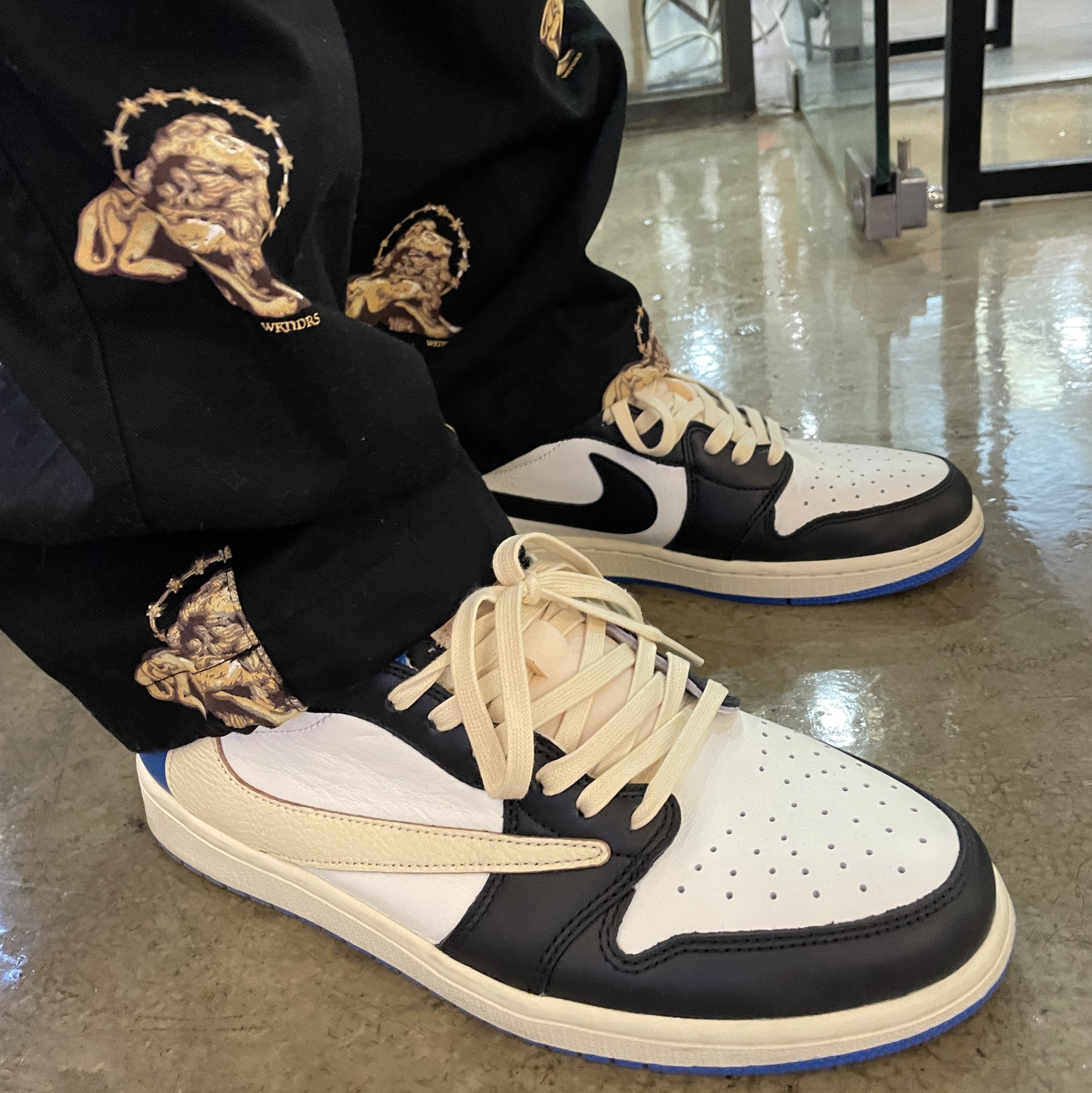Jordan 1 x Travis Scott x Fragment Retro Low OG SP Military Blue, Supreme x WTAPS Mitchell & Ness Hockey Jersey Blue - 21FW 착용 스타일 - 4