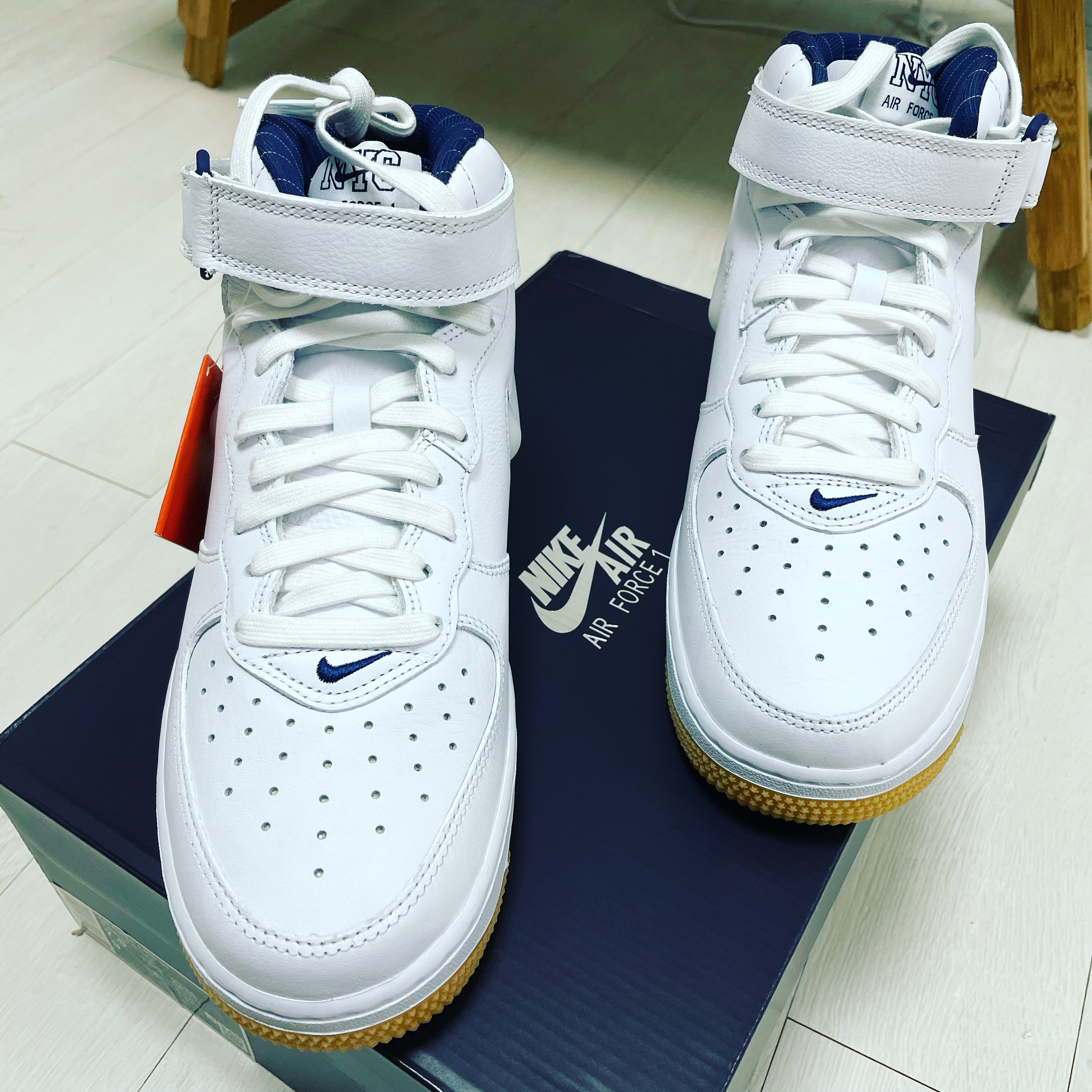 Nike Air Force 1 Mid QS NYC White Midnight Navy 착용 스타일
