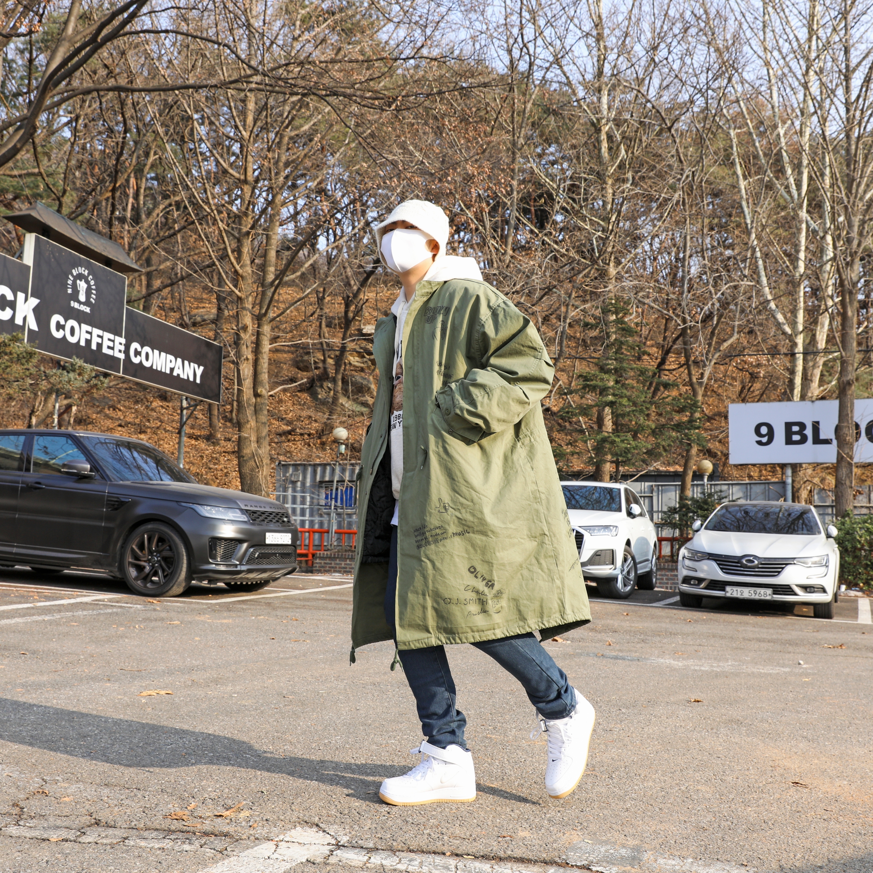 Nike Air Force 1 Mid QS NYC White Midnight Navy 착용 스타일 - 1