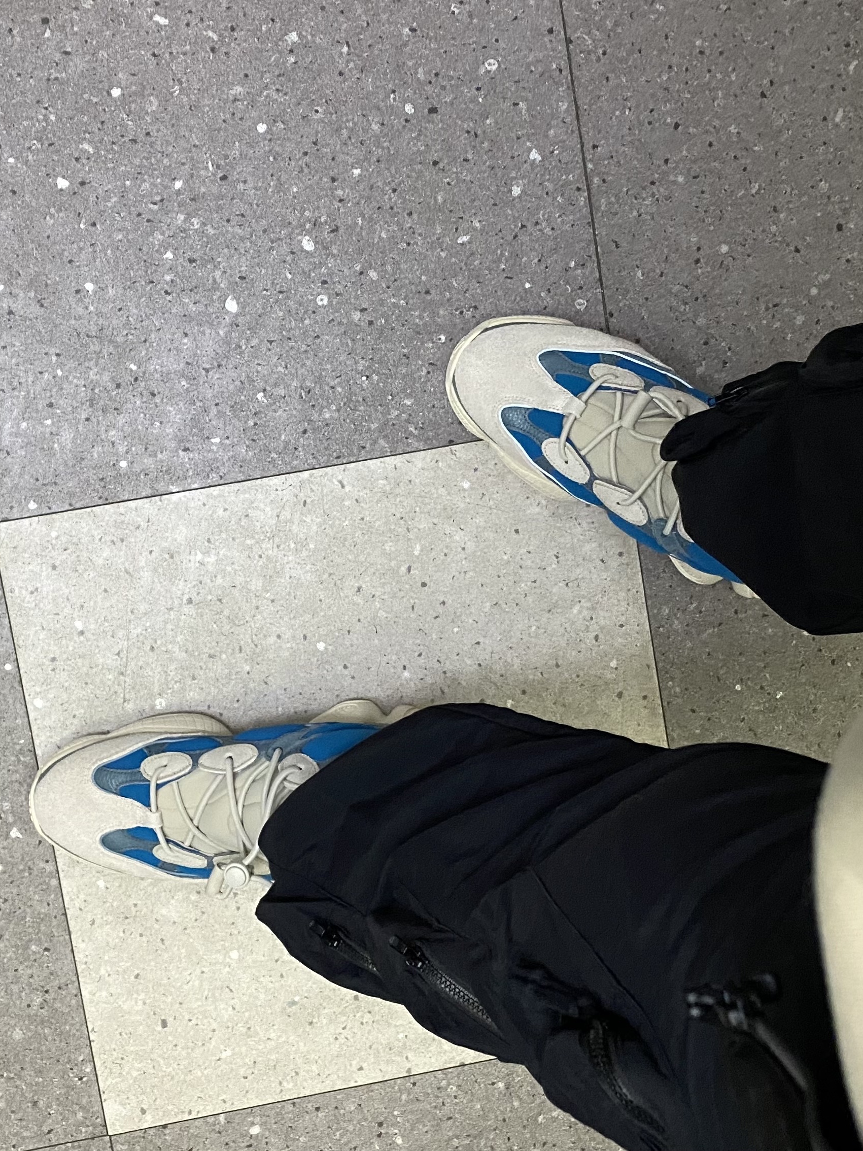 Adidas Yeezy 500 High Frosted Blue 착용 스타일